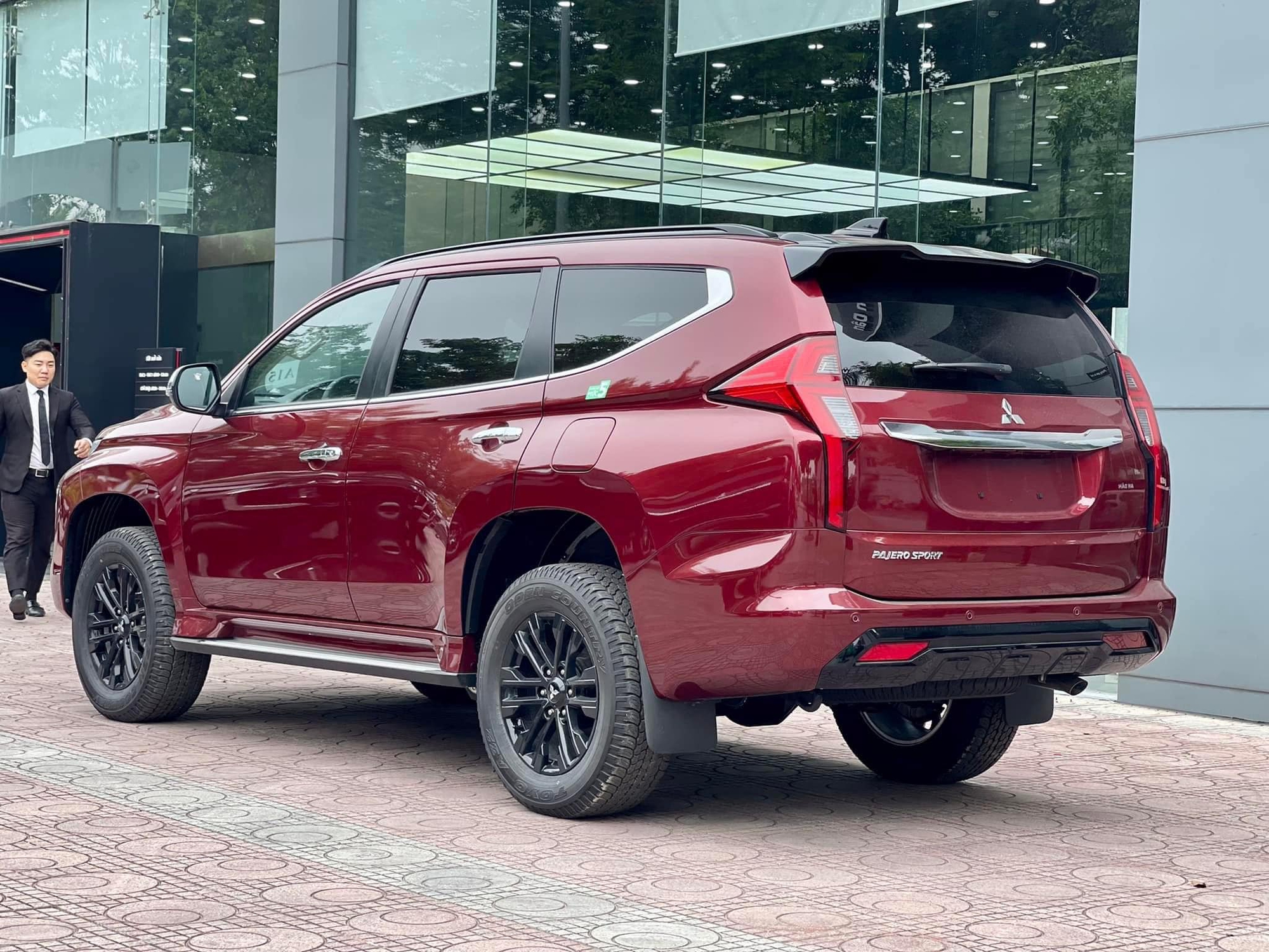 Mitsubishi Pajero Sport thêm bản Black Edition tại Việt Nam: Đẹp hơn nhưng giá vẫn từ 1,13 tỷ, thêm sức đấu Everest - Ảnh 2.