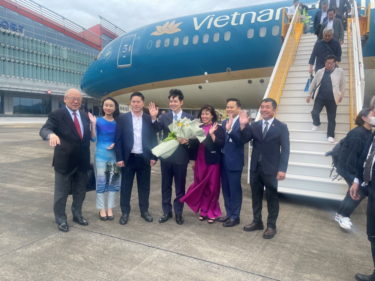 Bà Nguyễn Thị Hồng Hạnh, Phó giám đốc Sở Ngoại vụ tỉnh Quảng Ninh (thứ 3 từ bên phải) đón ông Suzuki Naomichi, Thống đốc tỉnh Hokkaido (ôm hoa), ông Takebe Tsutomu, Cố vấn đặc biệt Liên minh Nghị sĩ hữu nghị Nhật – Việt (đầu tiên bên trái) tại Cảng HKQT Vân Đồn. Bà Nguyễn Thị Hồng Hạnh, Phó giám đốc Sở Ngoại vụ tỉnh Quảng Ninh (thứ 3 từ bên phải) đón ông Suzuki Naomichi, Thống đốc tỉnh Hokkaido (ôm hoa), ông Takebe Tsutomu, Cố vấn đặc biệt Liên minh Nghị sĩ hữu nghị Nhật – Việt (đầu tiên bên trái) tại Cảng HKQT Vân Đồn.