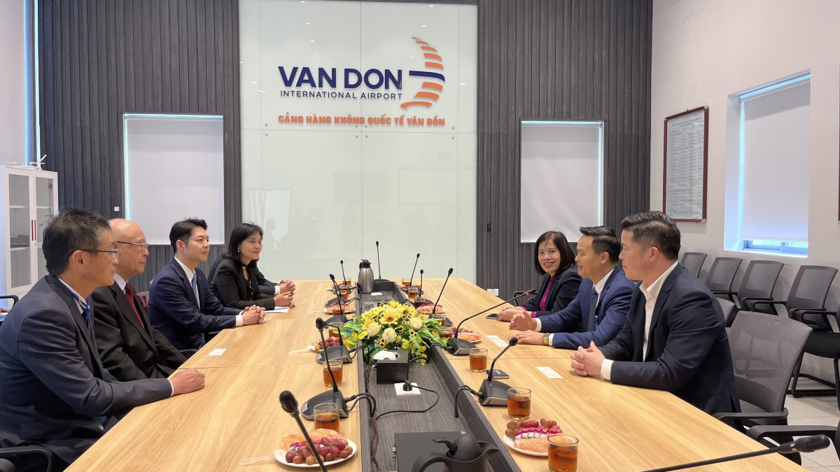 Lãnh đạo đoàn đại biểu tỉnh Hokkaido họp mặt cùng lãnh đạo tỉnh Quảng Ninh và đại diện Cảng HKQT Vân Đồn. Lãnh đạo đoàn đại biểu tỉnh Hokkaido họp mặt cùng lãnh đạo tỉnh Quảng Ninh và đại diện Cảng HKQT Vân Đồn.