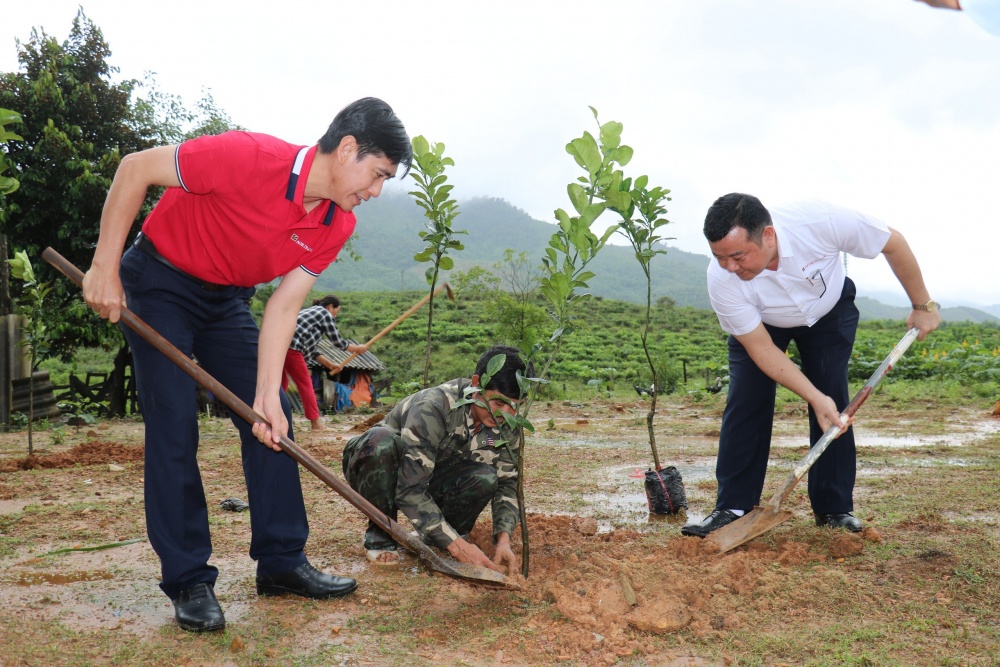 Agribank tặng cây giống cho bà con nghèo miền núi
