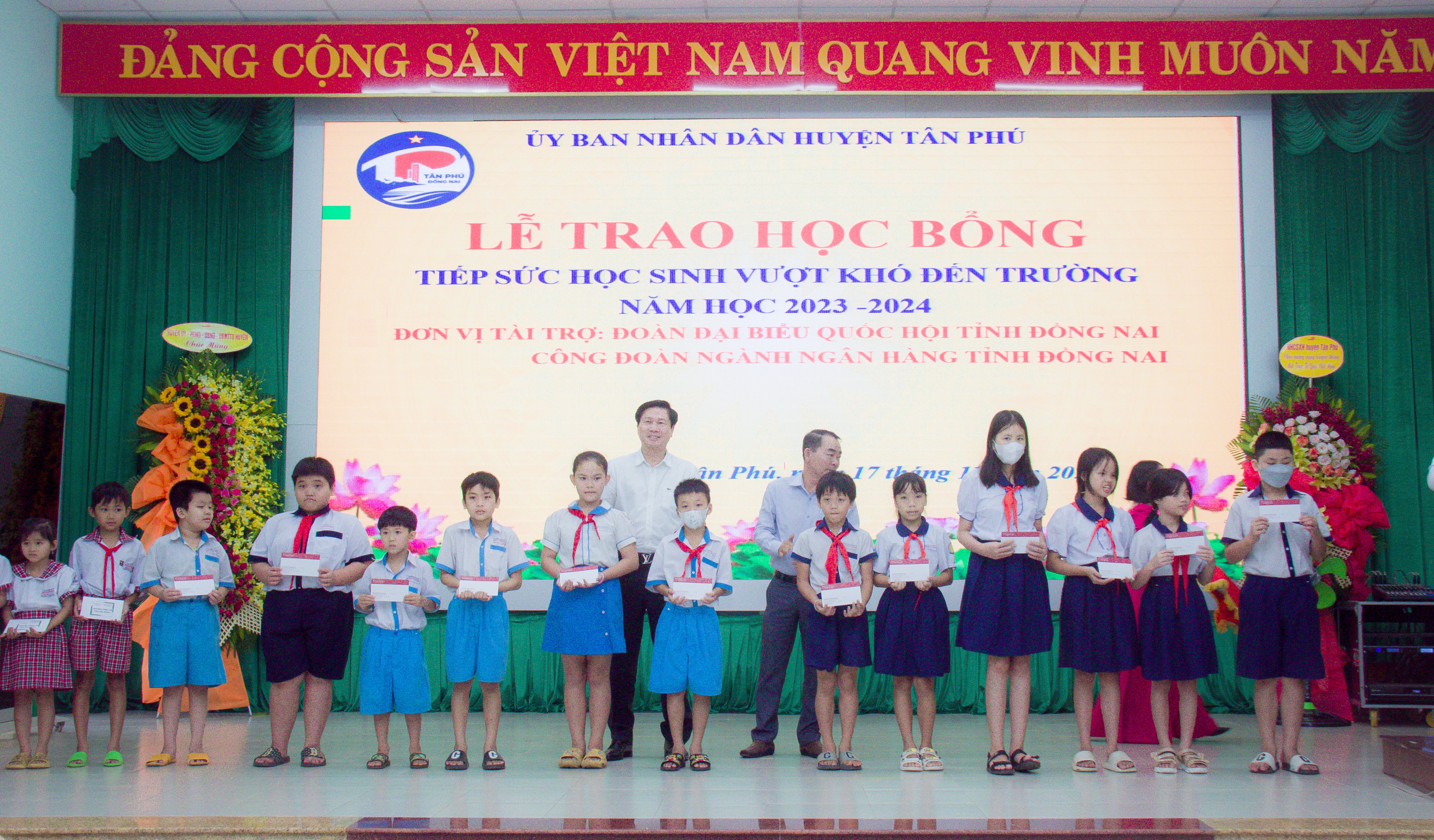 Ông Võ Việt Hùng, Giám đốc Agribank CN Đồng Nai trao học bổng Tiếp sức đến trường Ông Võ Việt Hùng, Giám đốc Agribank CN Đồng Nai trao học bổng Tiếp sức đến trường