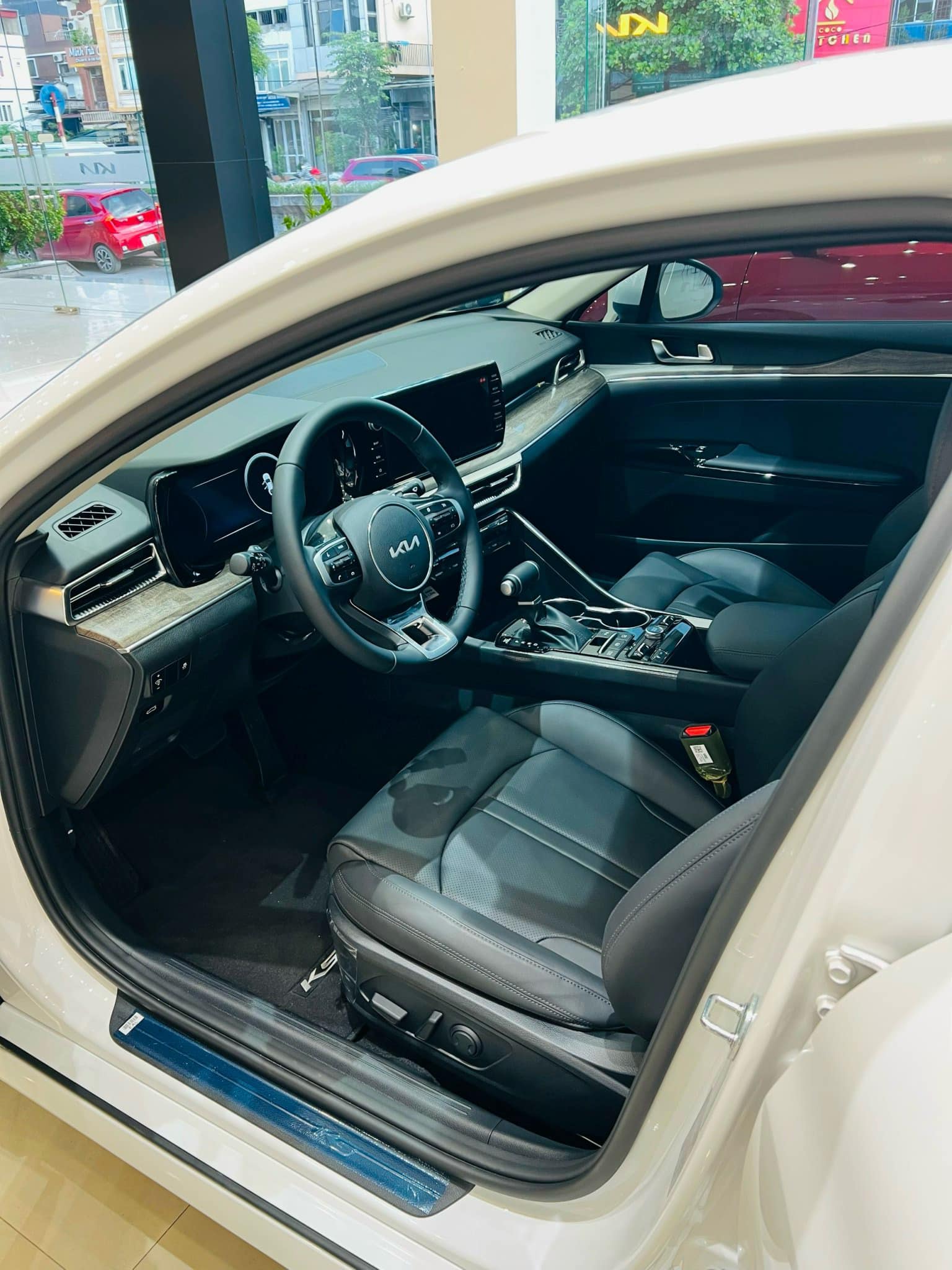 Giá Kia K5 chạm đáy mới: Giảm kỷ lục 139 triệu đồng, rẻ hơn cả Corolla Altis bản tiêu chuẩn - Ảnh 3.