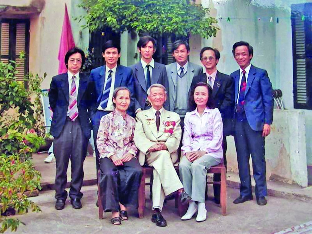 Gia đình nhà giáo Nguyễn Lân và 7 người con (thiếu con trai Nguyễn Lân Tuất vì lúc ấy đang ở Nga)