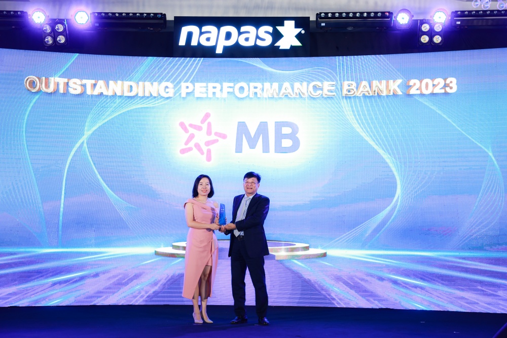 Đại diện MB nhận giải Ngân hàng tiêu biểu – Outstanding Performance Bank 2023 Đại diện MB nhận giải Ngân hàng tiêu biểu – Outstanding Performance Bank 2023