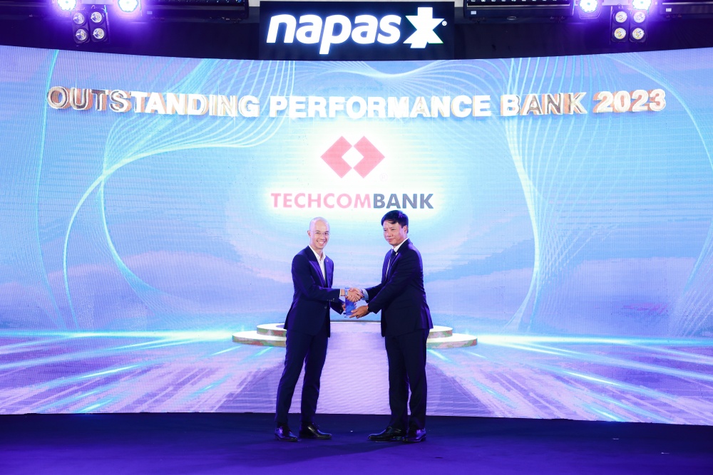 Đại diện Techcombank nhận giải Ngân hàng tiêu biểu – Outstanding Performance Bank 2023 Đại diện Techcombank nhận giải Ngân hàng tiêu biểu – Outstanding Performance Bank 2023