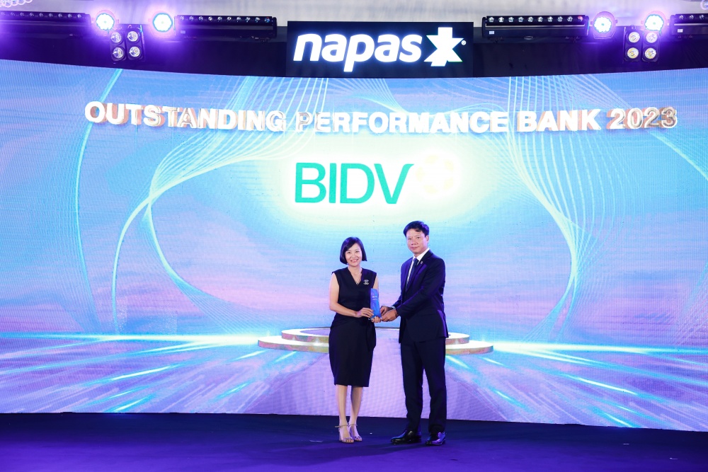 Đại diện BIDV nhận giải Ngân hàng tiêu biểu – Outstanding Performance Bank 2023 Đại diện BIDV nhận giải Ngân hàng tiêu biểu – Outstanding Performance Bank 2023