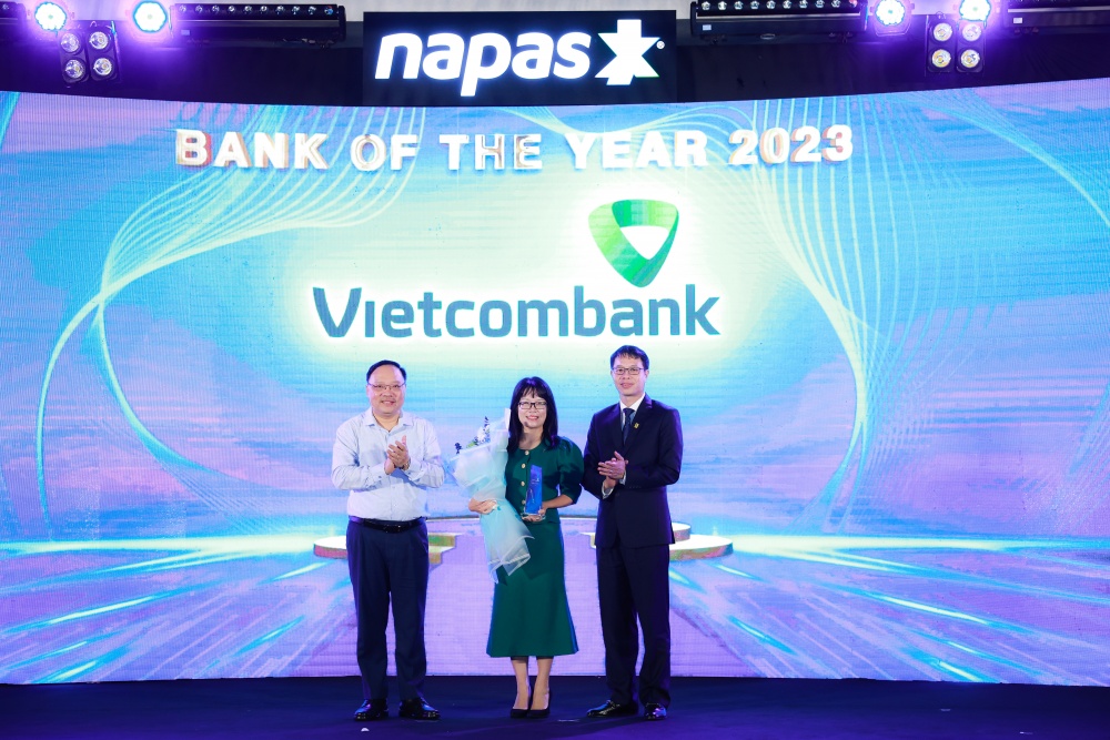 Đại diện Vietcombank nhận giải Ngân hàng xuất sắc năm 2023 – Bank of the year 2023 Đại diện Vietcombank nhận giải Ngân hàng xuất sắc năm 2023 – Bank of the year 2023