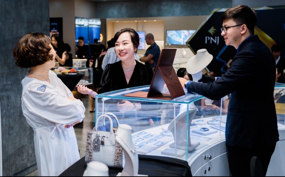 Khách hàng trải nghiệm tại cửa hàng PNJ (Ảnh: Hoàng Quyên).