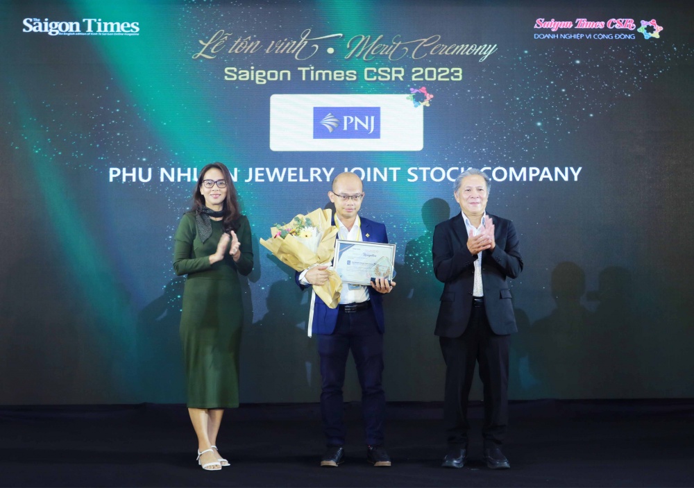 Đại diện PNJ tại Lễ vinh danh Doanh nghiệp vì Cộng đồng – “Saigon Times CSR 2023” (Ảnh Bích Tuyền).