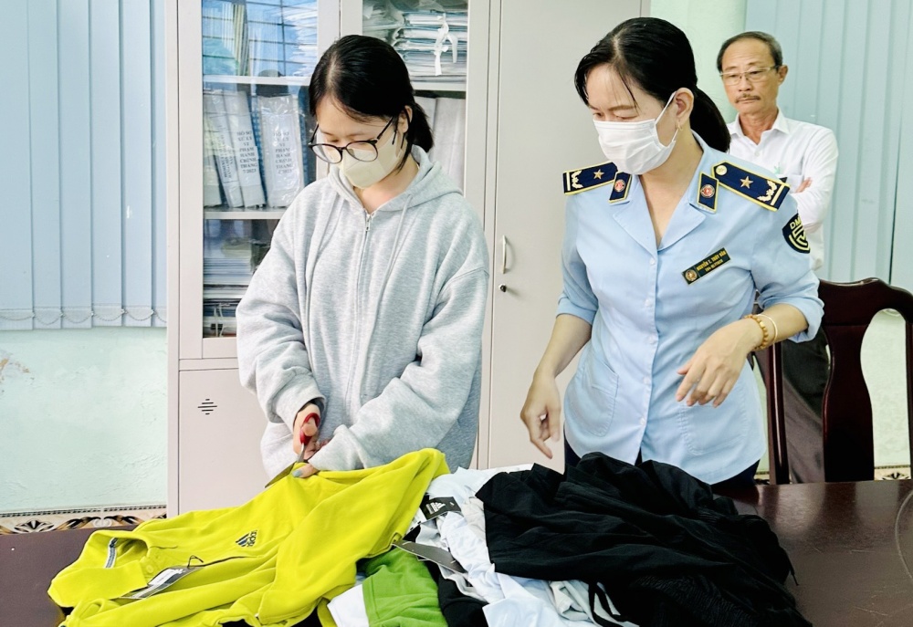 Lực lượng quản lý thị trường Đà Nẵng buộc các hộ kinh doanh tiêu huỷ tại chỗ các sản phẩm hàng hoá giả mạo nhãn hiệu. Lực lượng quản lý thị trường Đà Nẵng buộc các hộ kinh doanh tiêu huỷ tại chỗ các sản phẩm hàng hoá giả mạo nhãn hiệu.