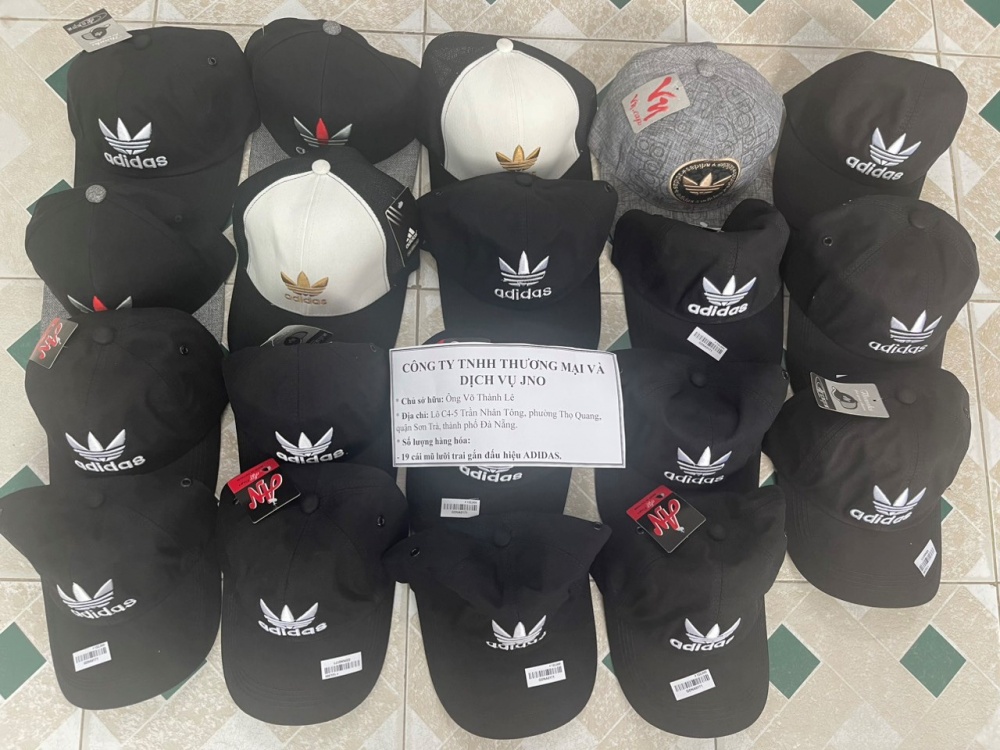 Hàng hóa là mũ lưỡi trai giả nhãn hiệu adidas nổi tiếng. Hàng hóa là mũ lưỡi trai giả nhãn hiệu adidas nổi tiếng.