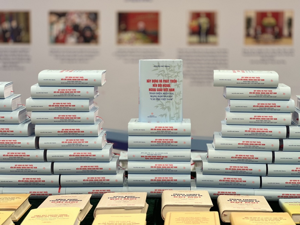 Cuốn sách Xây dựng và phát triển nền đối ngoại, ngoại giao Việt Nam toàn diện, hiện đại, mang đậm bản sắc “cây tre Việt Nam” của Tổng Bí thư Nguyễn Phú Trọng Cuốn sách Xây dựng và phát triển nền đối ngoại, ngoại giao Việt Nam toàn diện, hiện đại, mang đậm bản sắc “cây tre Việt Nam” của Tổng Bí thư Nguyễn Phú Trọng