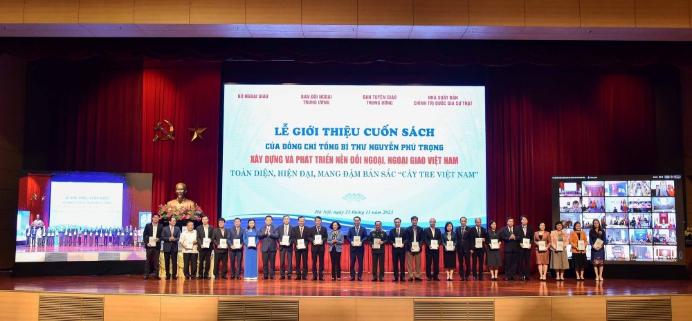 Trao tặng cuốn sách của đồng chí Tổng Bí thư cho các bộ, ngành, đoàn thể Trao tặng cuốn sách của đồng chí Tổng Bí thư cho các bộ, ngành, đoàn thể