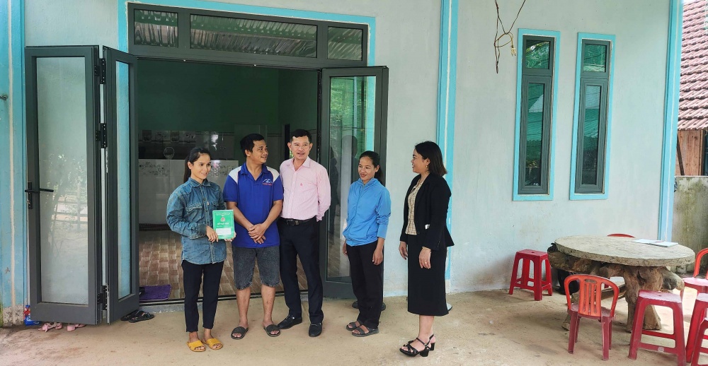 nhà ở theo Nghị định 28, anh Đinh Văn Xý và chị Đinh Thị Như, người đồng bào H’rê ở xã Sơn Trung 