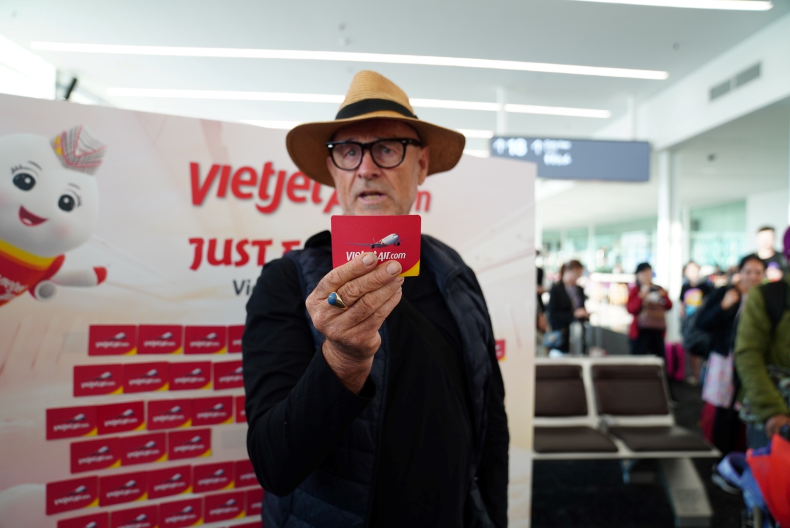 Hành khách trên các chuyến bay khai trương hào hứng trước hành trình bay với những món quà thú vị của Vietjet