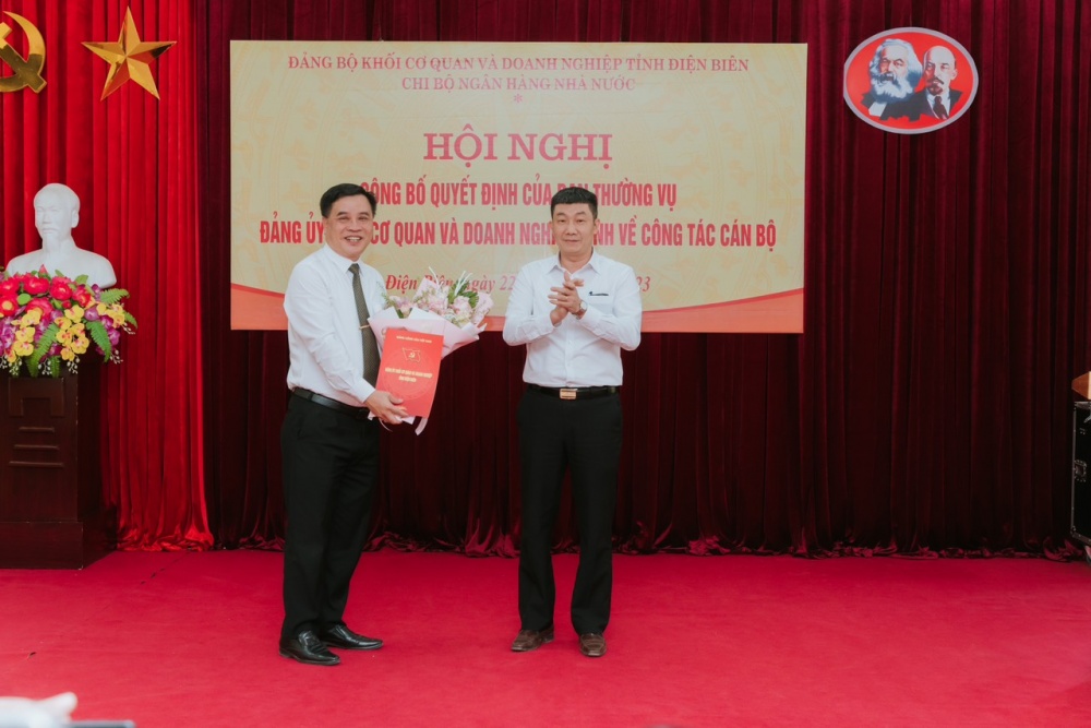 Công bố Quyết định của Ban Thường vụ Đảng ủy Khối Cơ quan và Doanh nghiệp tỉnh về công tác cán bộ tại Chi bộ NHNN Chi nhánh tỉnh Điện Biên