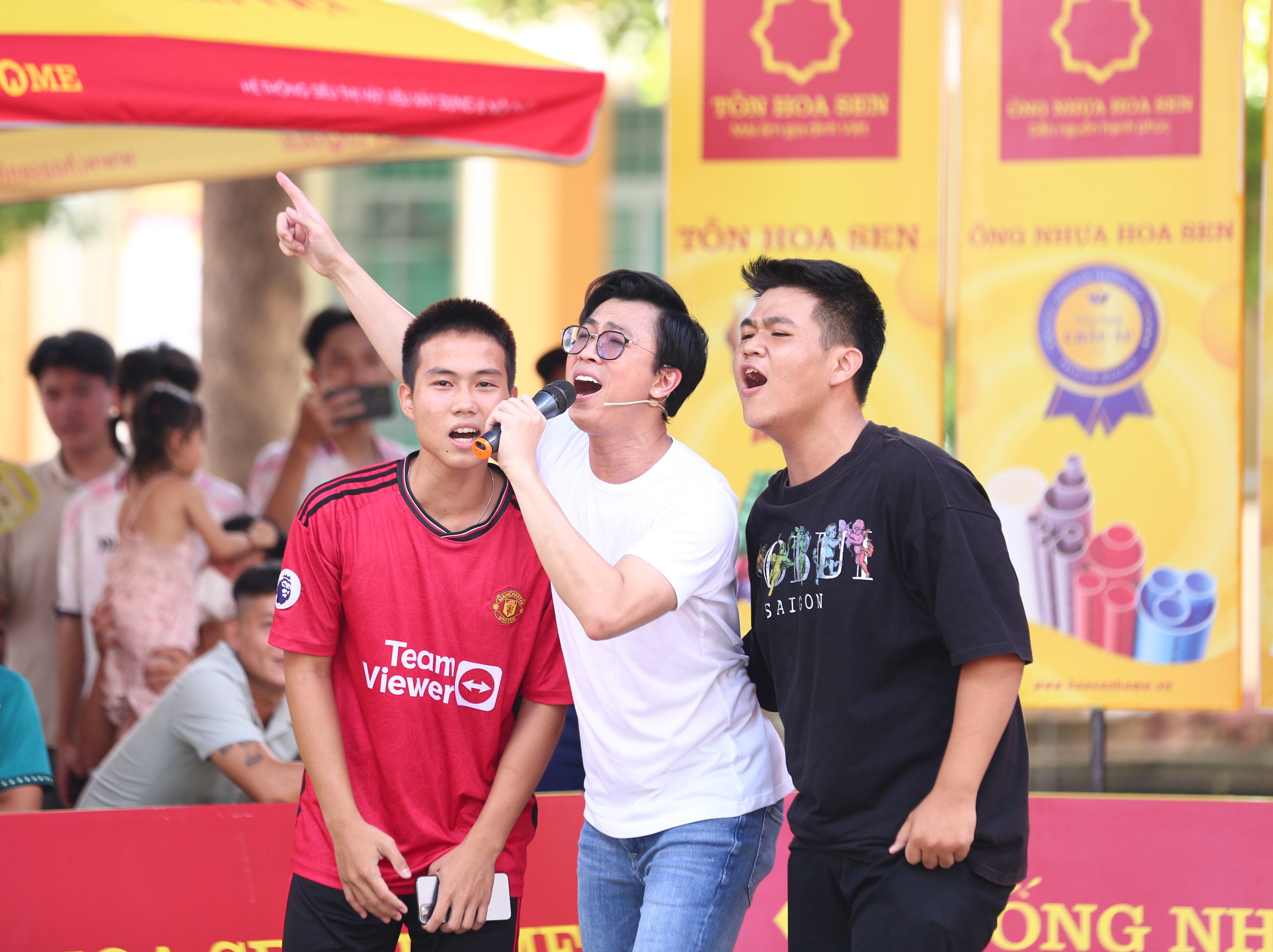 Ca sĩ Hồ Việt Trung đã có phần giao lưu và hát tặng cùng khán giả tại trường quay