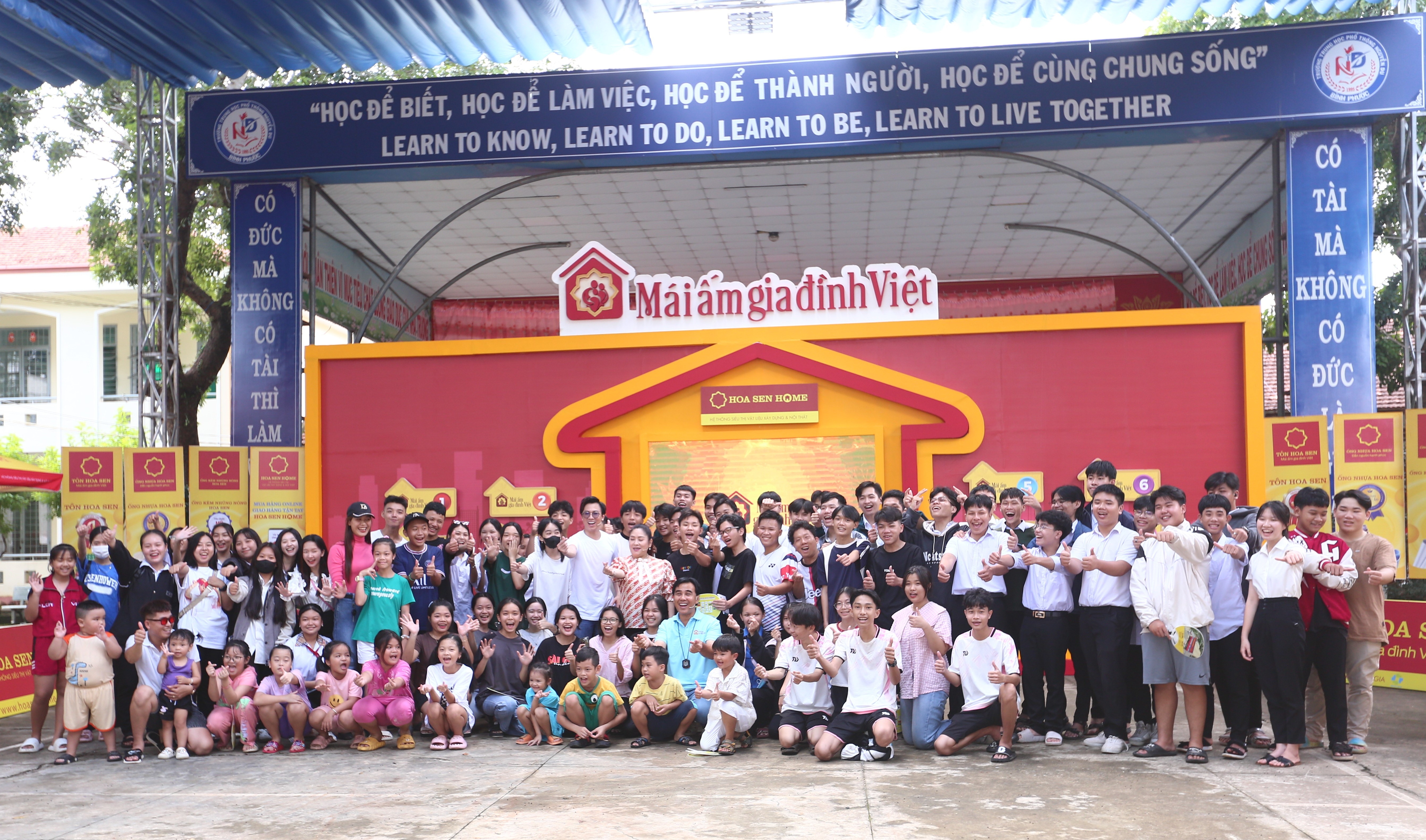 Cuối chương trình, các nghệ sĩ và khán giả tại trường quay đã cùng nhau chụp hình, lưu giữ những kỷ niệm đẹp tại Bình Phước