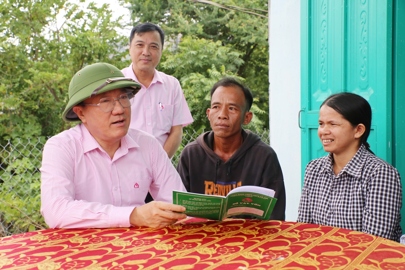 Vợ chồng anh chị Thị Thảo ở thôn Xóm Bằng rất phấn khởi thông tin cho Tổng Giám đốc khi được NHCSXH cho vay vốn, sử dụng hiệu quả nguồn vốn, cuộc sống gia đình đổi đời, được bà con cộng đồng trong thôn đến học tập