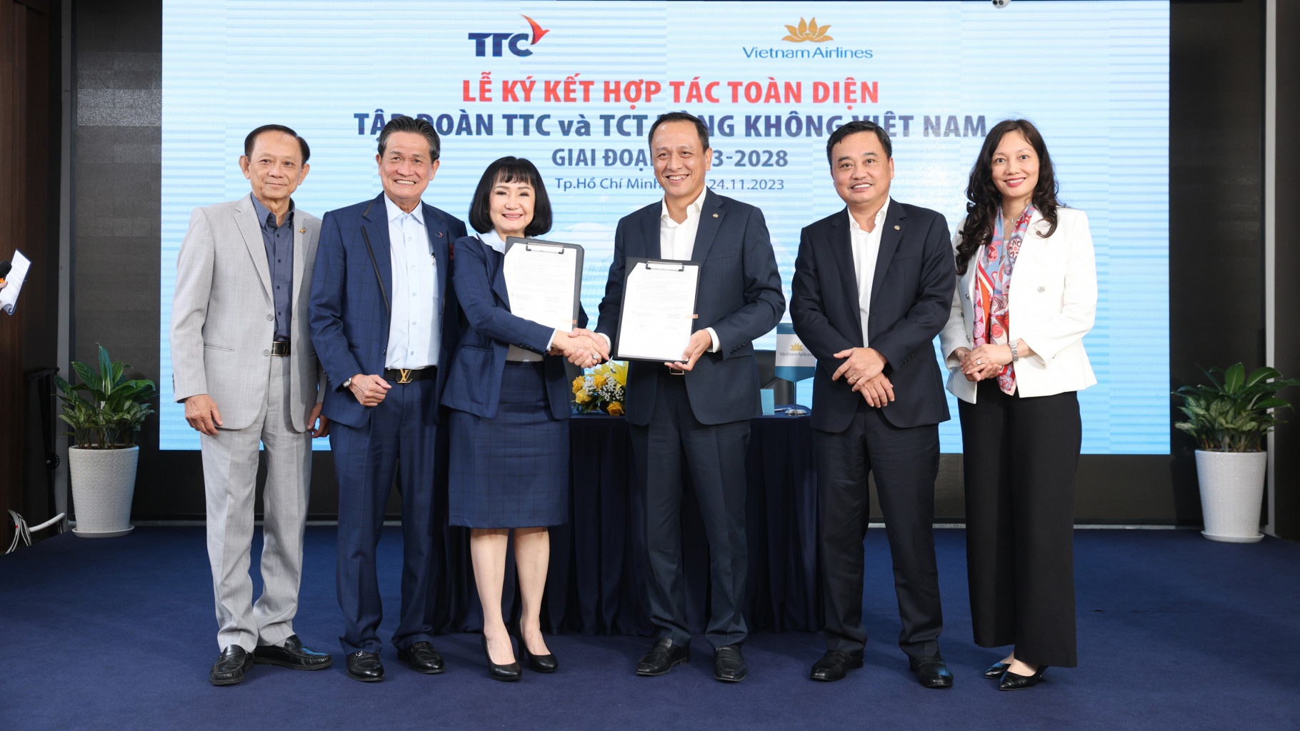 Bà Huỳnh Bích Ngọc - Tổng Giám đốc TTC và ông Trần Hồng Hà bàn giao biên bản thỏa thuận hợp tác