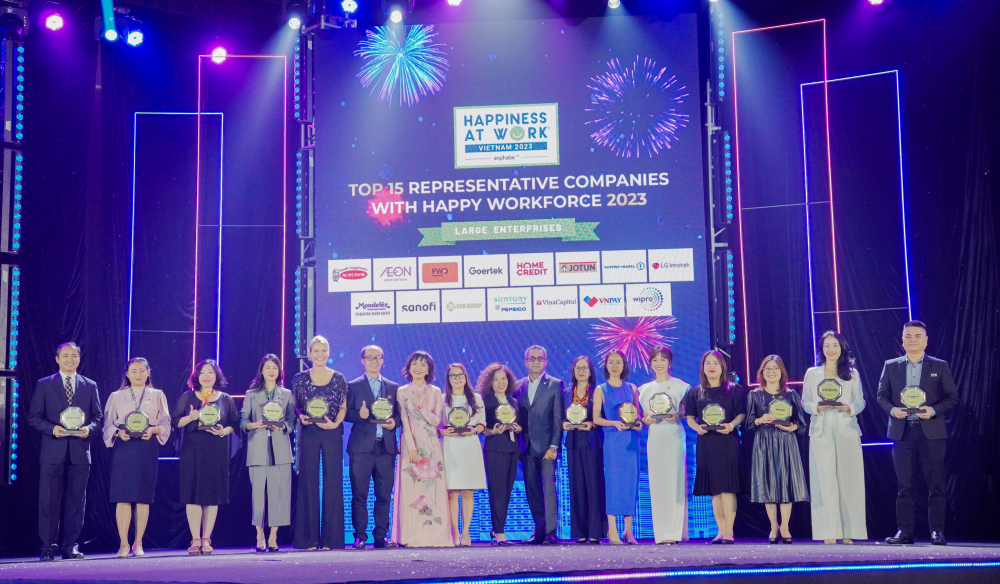 Bà Nguyễn Thị Ngọc Phúc – Giám đốc nhân sự VNPAY (thứ 2 bên phải) đại diện nhận danh hiệu Top 15 Doanh nghiệp tiêu biểu có nguồn nhân lực hạnh phúc
