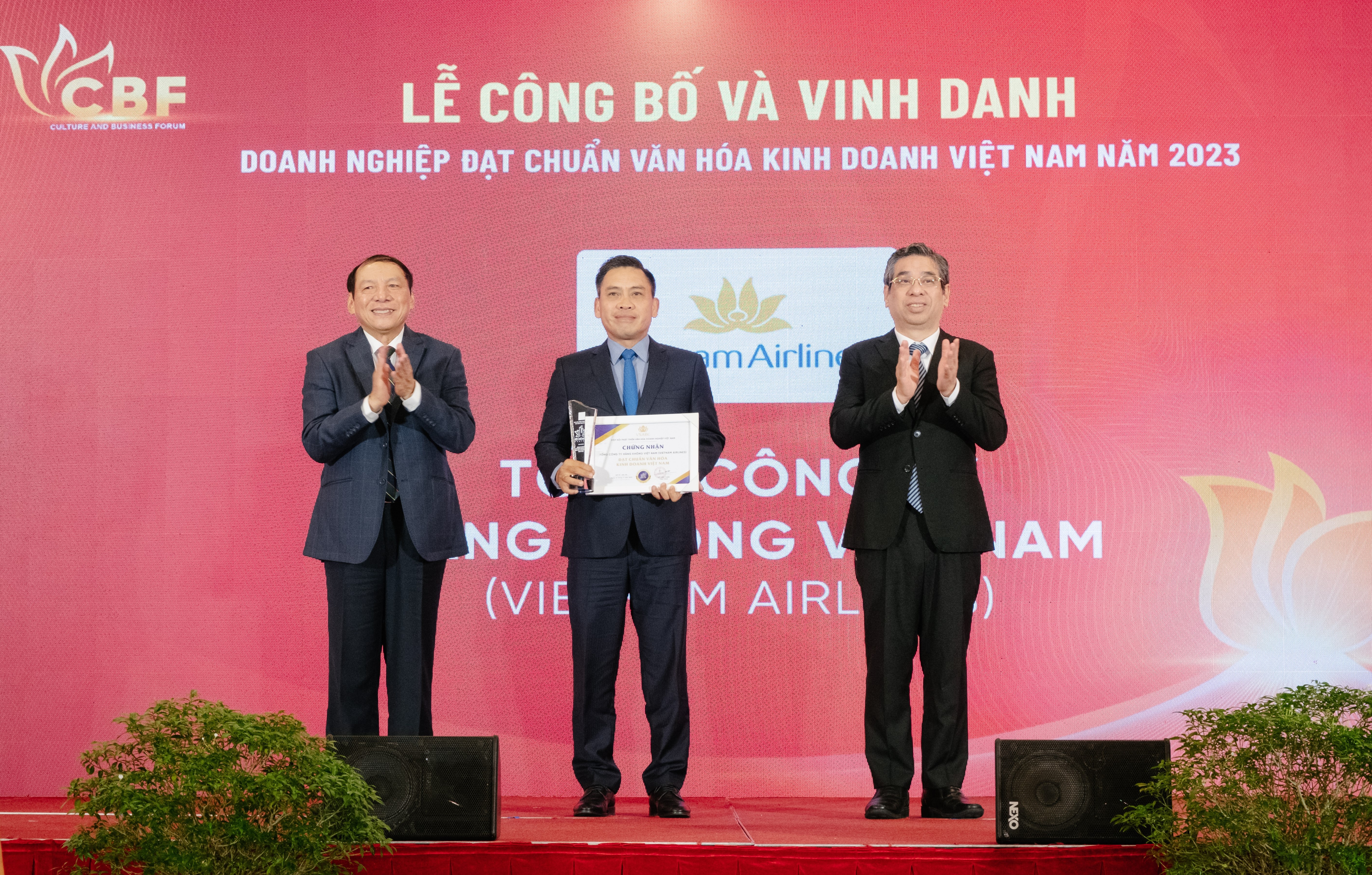 Ông Nguyễn Thế Bảo, Phó Tổng giám đốc Vietnam Airlines vinh dự đón nhận danh hiệu: “Doanh nghiệp đạt chuẩn văn hóa kinh doanh Việt Nam”