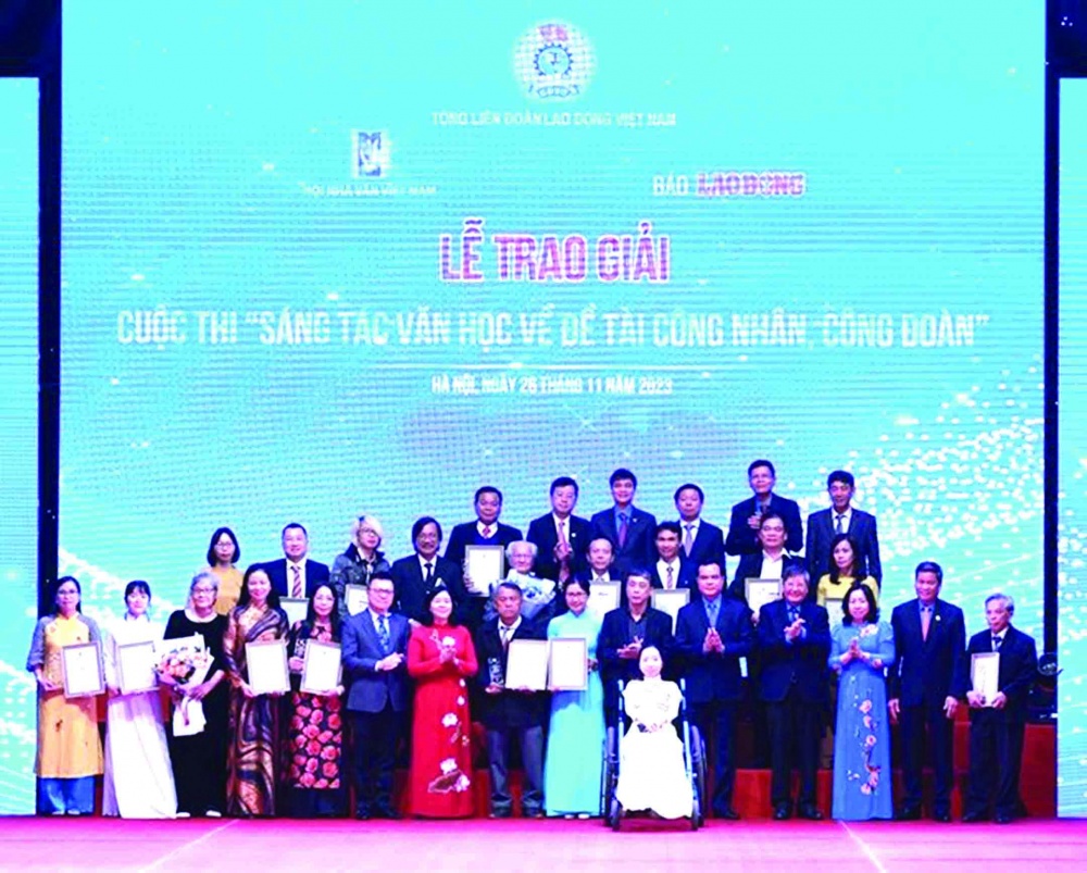 Lãnh đạo Đảng, Nhà nước, lãnh đạo Tổng Liên đoàn Lao động Việt Nam cùng các tác giả đoạt giải trong Cuộc thi Lãnh đạo Đảng, Nhà nước, lãnh đạo Tổng Liên đoàn Lao động Việt Nam cùng các tác giả đoạt giải trong Cuộc thi