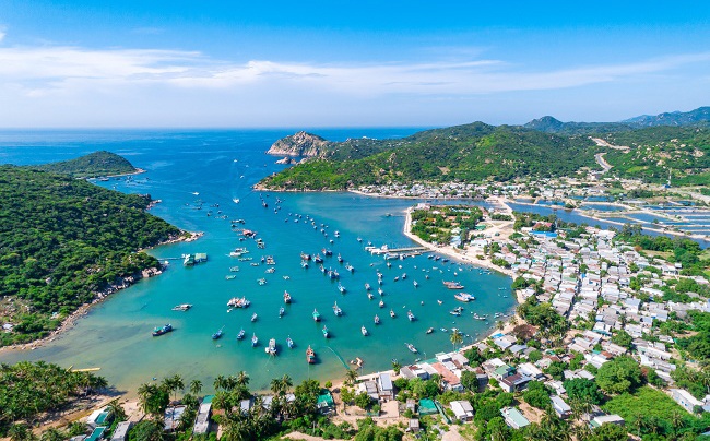 Vịnh Vĩnh Hy (Ninh Thuận) một trong những vịnh có phong cảnh đẹp nhất Việt Nam.