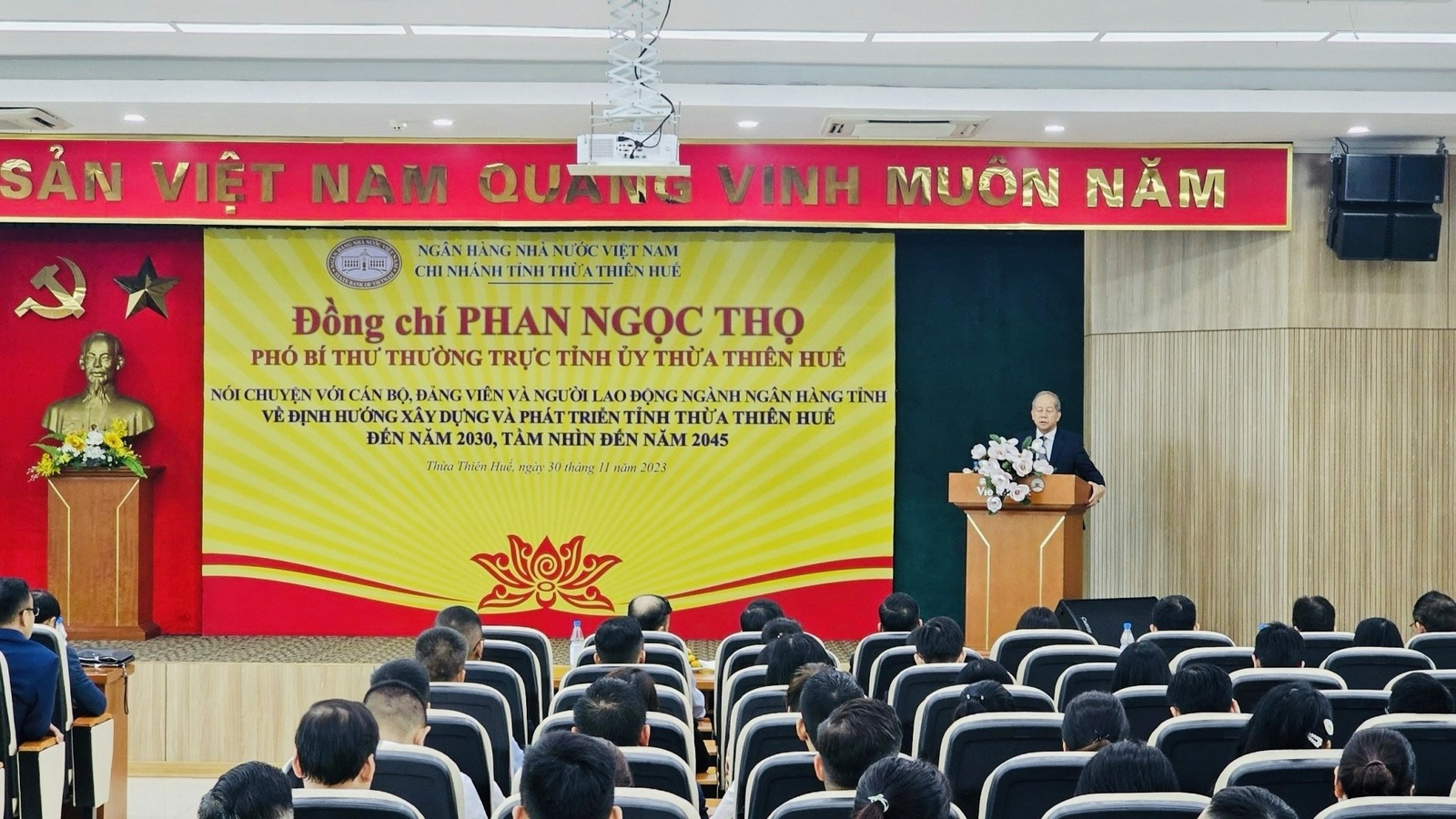 Phó Bí thư Thường trực Tỉnh ủy nói chuyện với hơn 300 cán bộ, đảng viên và người lao động ngành Ngân hàng Thừa Thiên Huế Thừa Thiên Huế: Phó Bí thư Tỉnh ủy nói chuyện với cán bộ, đảng viên và người lao động ngành Ngân hàng