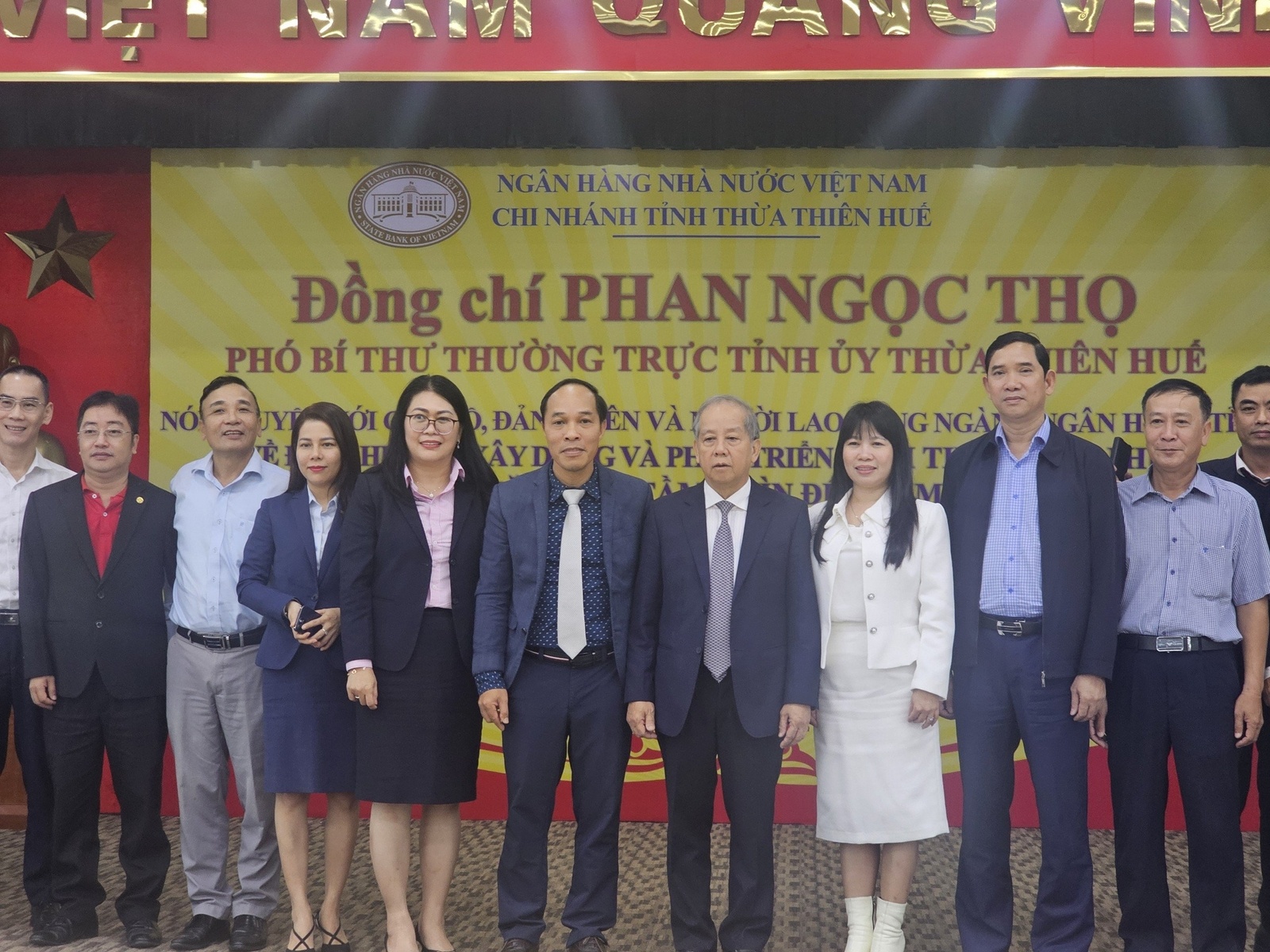 Phó Bí thư Thường trực Tỉnh ủy nói chuyện với hơn 300 cán bộ, đảng viên và người lao động ngành Ngân hàng Thừa Thiên Huế