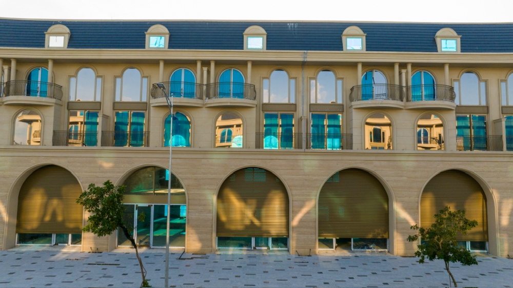 Chuỗi shophouse gây ấn tượng mạnh bởi kiến trúc Tân cổ điển đồng bộ vô cùng sang trọng, điểm nhấn là ban công mái vòm phong cách hoàng gia kết hợp vách hoa văn trang trí mặt tiền cắt kỹ thuật CNC sơn tĩnh điện bền màu trên 20 năm. Chuỗi shophouse gây ấn tượng mạnh bởi kiến trúc Tân cổ điển đồng bộ vô cùng sang trọng, điểm nhấn là ban công mái vòm phong cách hoàng gia kết hợp vách hoa văn trang trí mặt tiền cắt kỹ thuật CNC sơn tĩnh điện bền màu trên 20 năm.