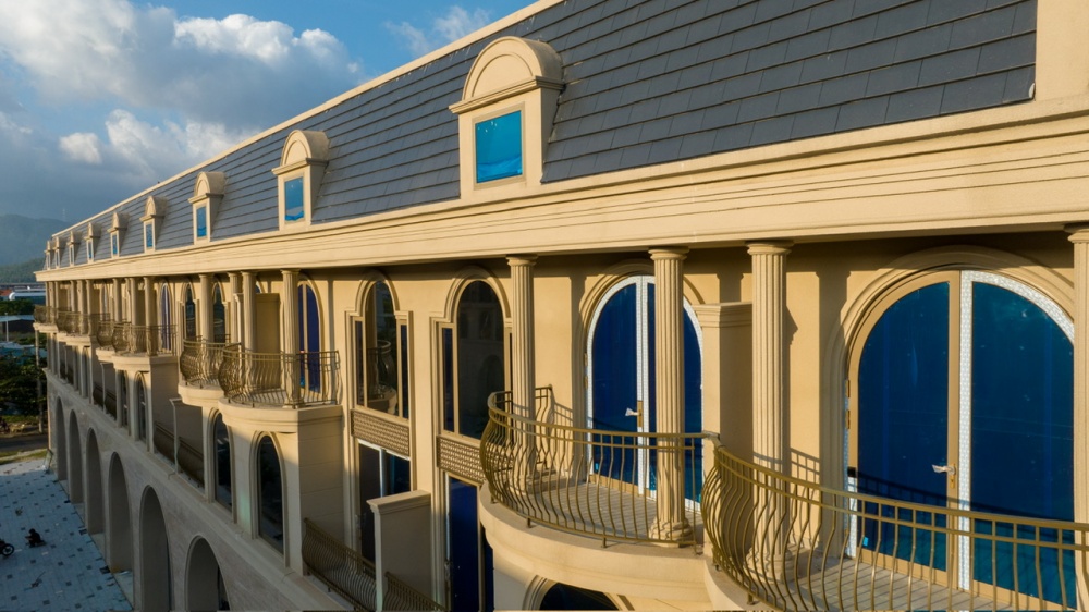 Mỗi chi tiết từ cửa kính đến vách kính đều được hoàn thiện tỉ mỉ, công phu. Mỗi chi tiết từ cửa kính đến vách kính đều được hoàn thiện tỉ mỉ, công phu.