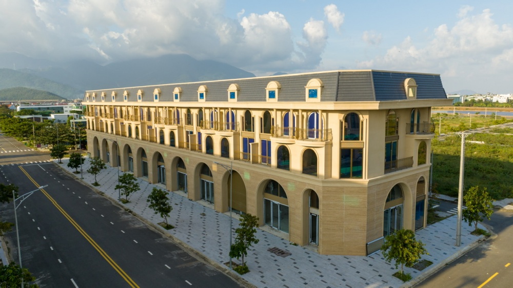 Toàn bộ vỉa hè đã lắp đá chỉn chu, cảnh quan được chăm chút tinh tế, sẵn sàng chào đón cộng đồng cư dân tinh hoa. Toàn bộ vỉa hè đã lắp đá chỉn chu, cảnh quan được chăm chút tinh tế, sẵn sàng chào đón cộng đồng cư dân tinh hoa.