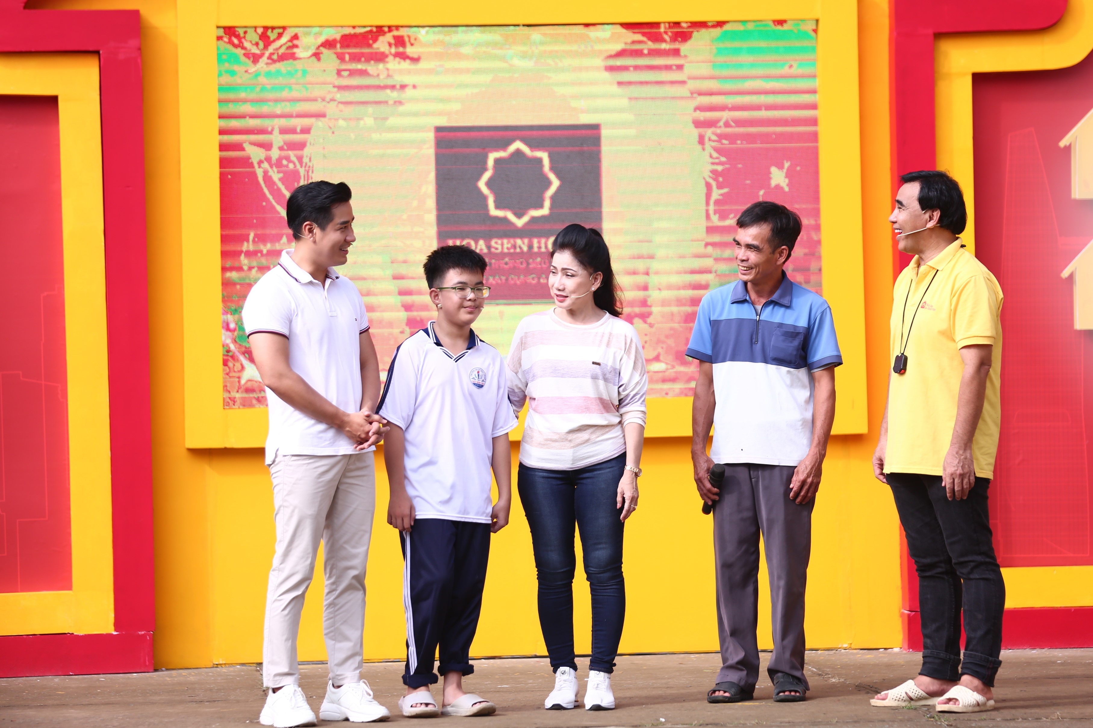 Hình ảnh người bố “gà trống nuôi con” nhưng luôn cổ vũ khuyến khích con trai hãy học tập thật tốt khiến các nghệ sĩ đều thấy cảm phục và hạnh phúc lây