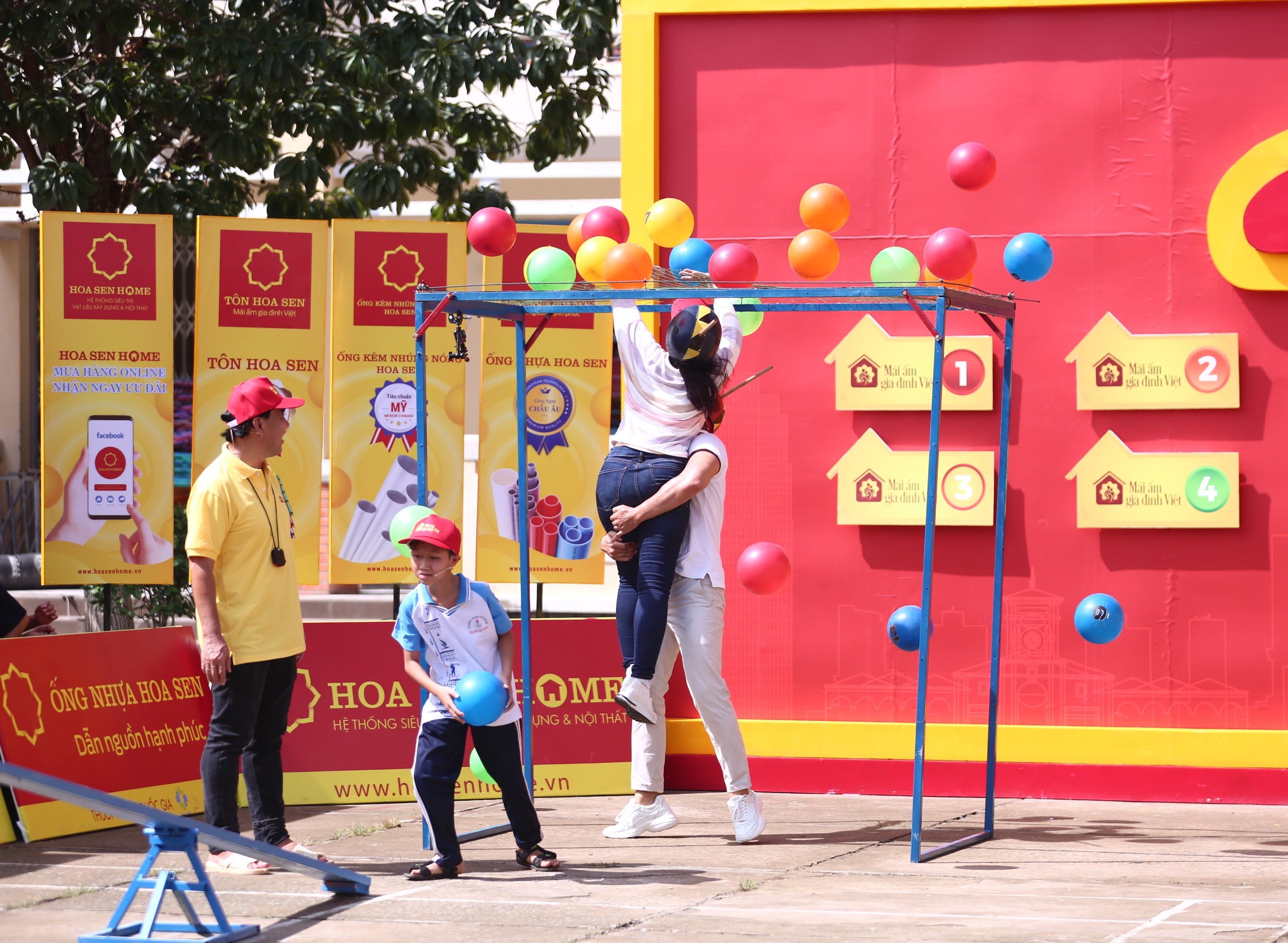 Với chiều cao khiêm tốn của đồng đội mình, MC Nguyên Khang đã không dưới 3 lần hỗ trợ bế NSND Phượng Hằng lên để vượt qua thử thách