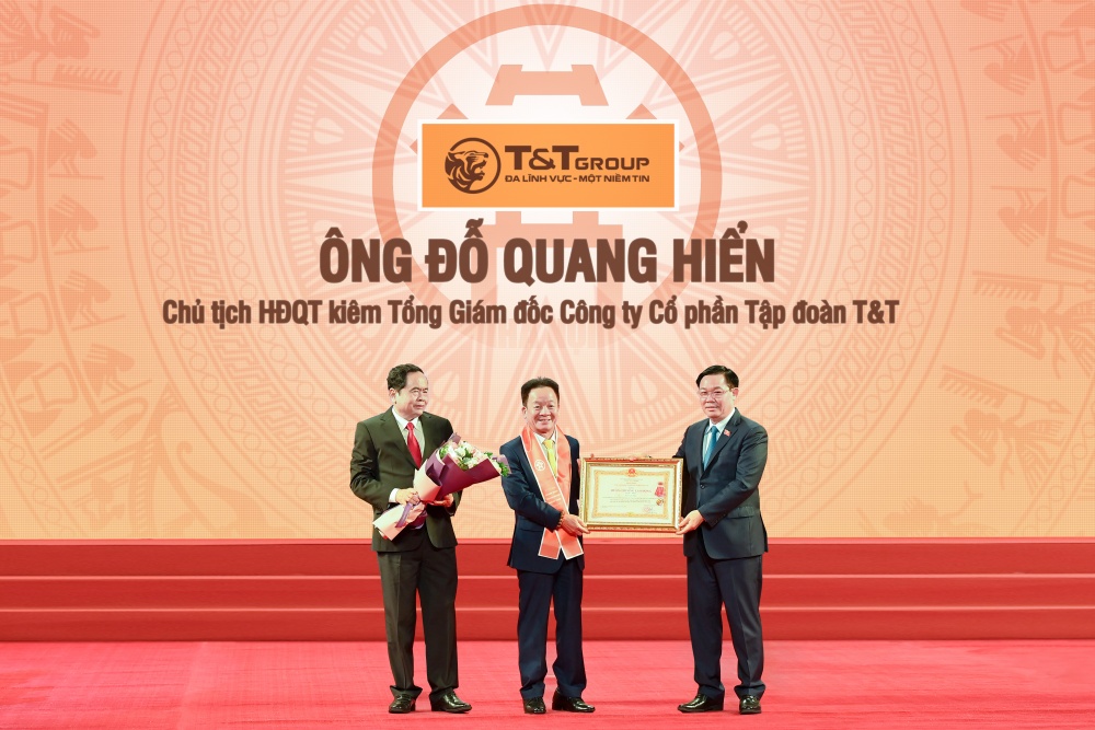 Ông Đỗ Quang Hiển, Nhà sáng lập, Chủ tịch Ủy ban Chiến lược Tập đoàn T&T Group vinh dự là một trong số ít doanh nhân trong lĩnh vực kinh tế tư nhân được trao tặng Huân chương Lao động hạng Nhất, Nhì, Ba Ông Đỗ Quang Hiển, Nhà sáng lập, Chủ tịch Ủy ban Chiến lược Tập đoàn T&T Group vinh dự là một trong số ít doanh nhân trong lĩnh vực kinh tế tư nhân được trao tặng Huân chương Lao động hạng Nhất, Nhì, Ba