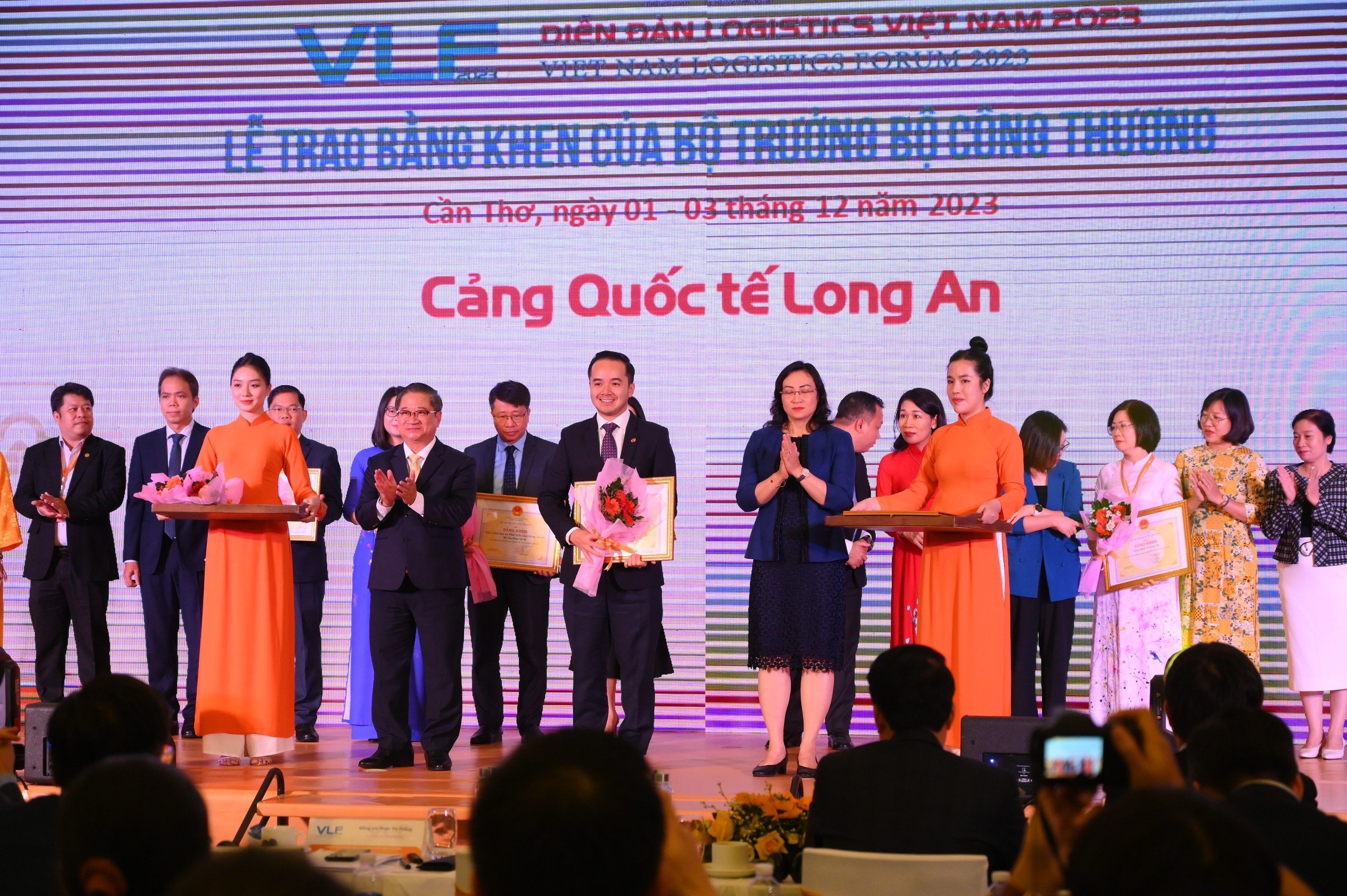 Ông Võ Quốc Huy - Chủ tịch HĐQT Cảng Quốc tế Long An nhận Bằng khen của Bộ Công thương tại VLF 2023.