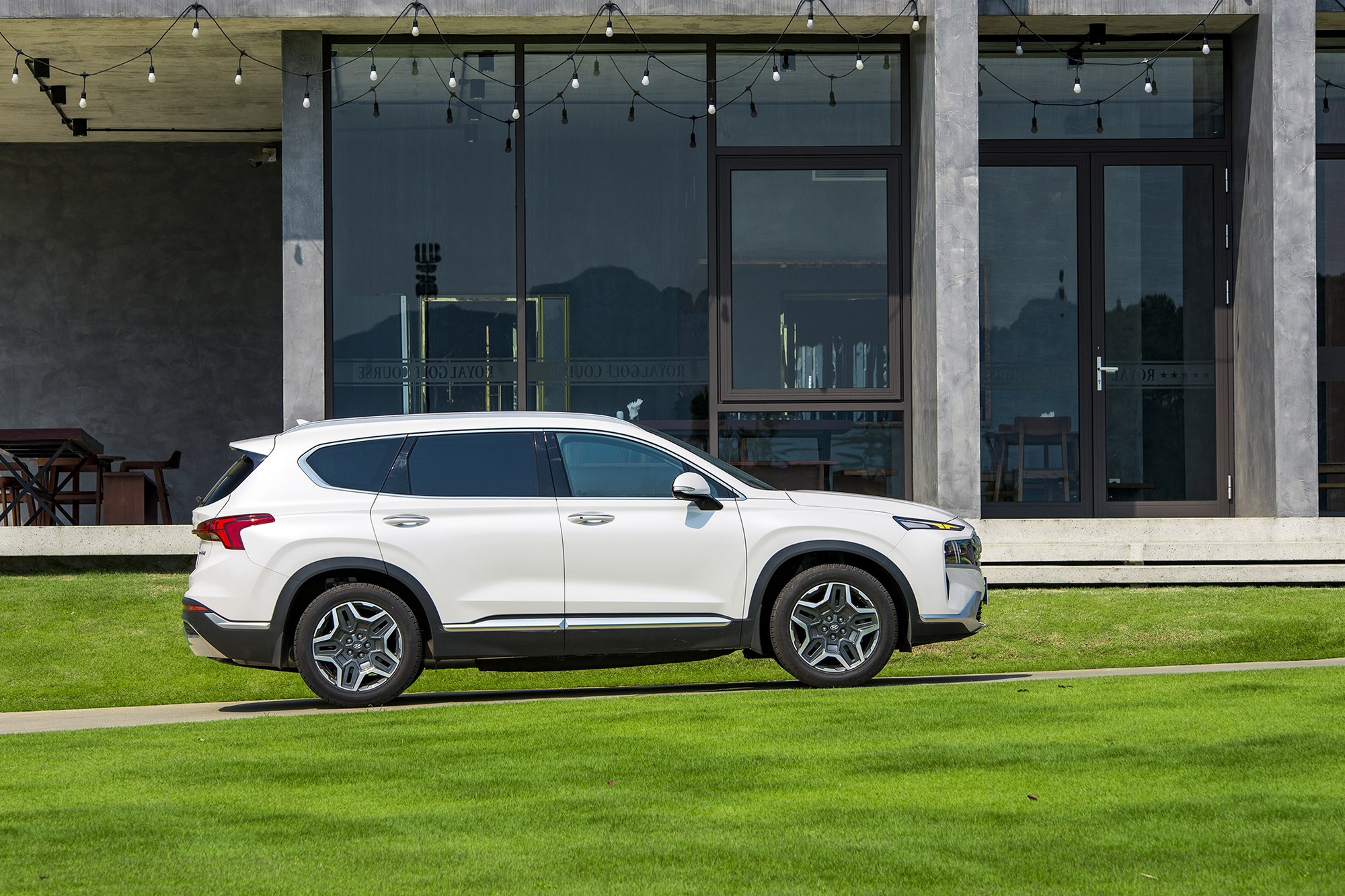 Giá Hyundai Santa Fe Hybrid có đáy mới: Lần đầu về mốc 1,235 tỷ, không còn chạm chân Palisade - Ảnh 2. Giá Hyundai Santa Fe Hybrid có đáy mới: Lần đầu về mốc 1,235 tỷ, không còn chạm chân Palisade - Ảnh 2.