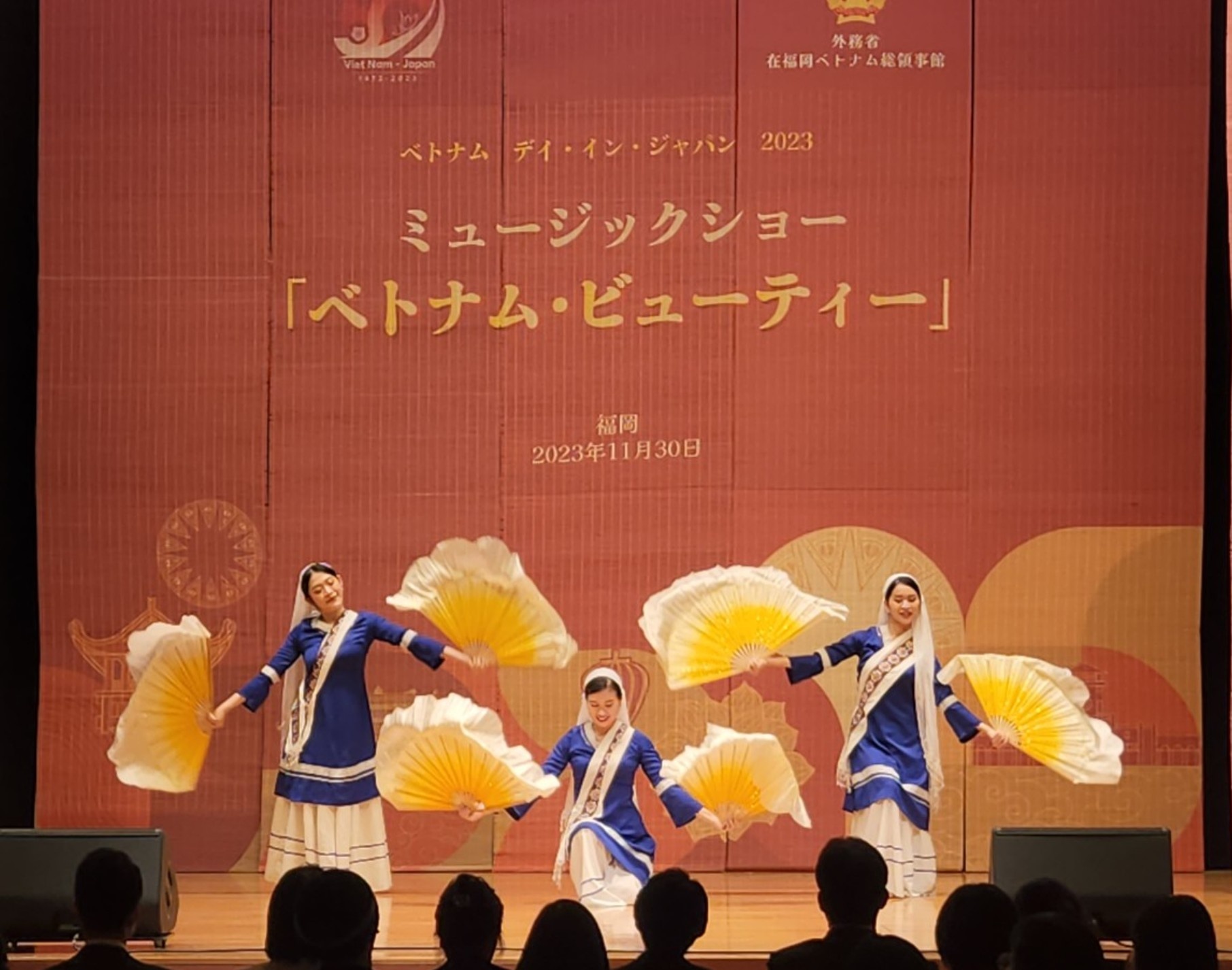 Các tiết mục biểu diễn nghệ thuật chủ đề “Hương sắc Việt Nam” được dàn dựng chuyên nghiệp, công phu. (Ảnh: Bộ Ngoại giao Việt Nam)