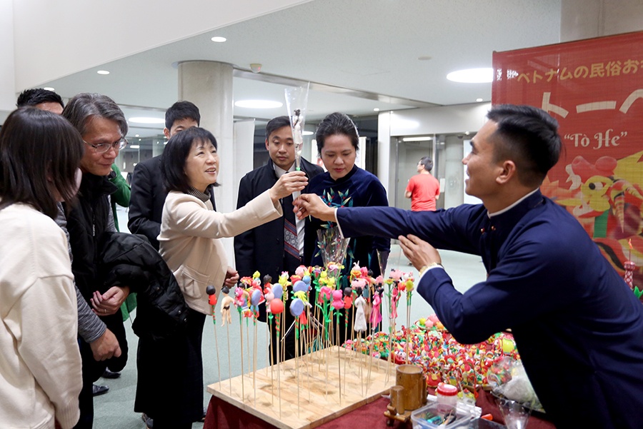 Nghệ nhân Đặng Đình Thường mang tới sự kiện những chiếc tò he mang hình ảnh biểu tượng của văn hóa Nhật Bản. (Ảnh: Bộ Ngoại giao Việt Nam)