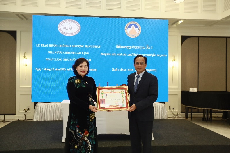 NHNN Việt Nam đón nhận Huân chương Lao động hạng nhất của Nhà nước Lào