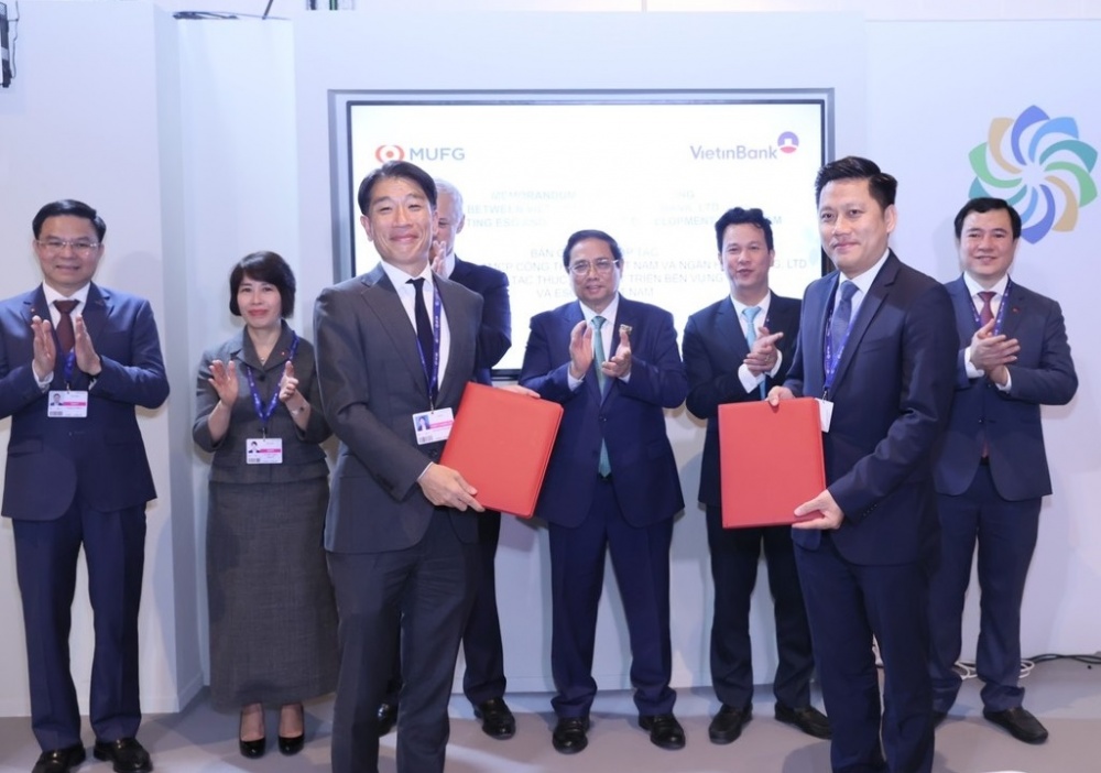Ông Lê Duy Hải - Phó Tổng Giám đốc VietinBank và ông Daisuke Nishiyama - Giám đốc Điều hành, Trưởng Bộ phận Phát triển bền vững MUFG trao bản MOU dưới sự chứng kiến của Thủ tướng Chính phủ Phạm Minh Chính Ông Lê Duy Hải - Phó Tổng Giám đốc VietinBank và ông Daisuke Nishiyama - Giám đốc Điều hành, Trưởng Bộ phận Phát triển bền vững MUFG trao bản MOU dưới sự chứng kiến của Thủ tướng Chính phủ Phạm Minh Chính