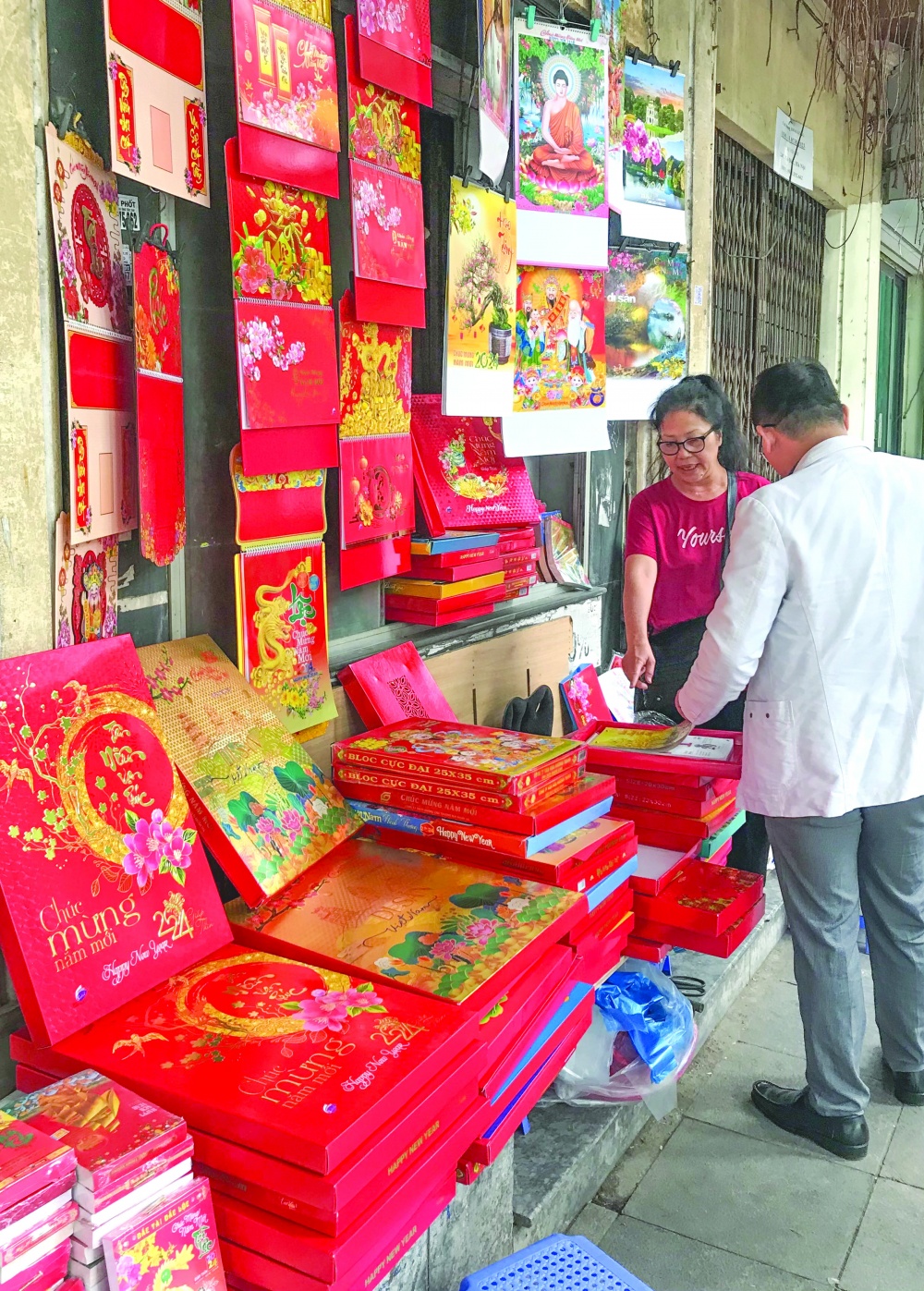 Lịch xuân Giáp Thìn 2024 được bày bán trên phố Hàng Trống (Hoàn Kiếm, Hà Nội) Lịch xuân Giáp Thìn 2024 được bày bán trên phố Hàng Trống (Hoàn Kiếm, Hà Nội)