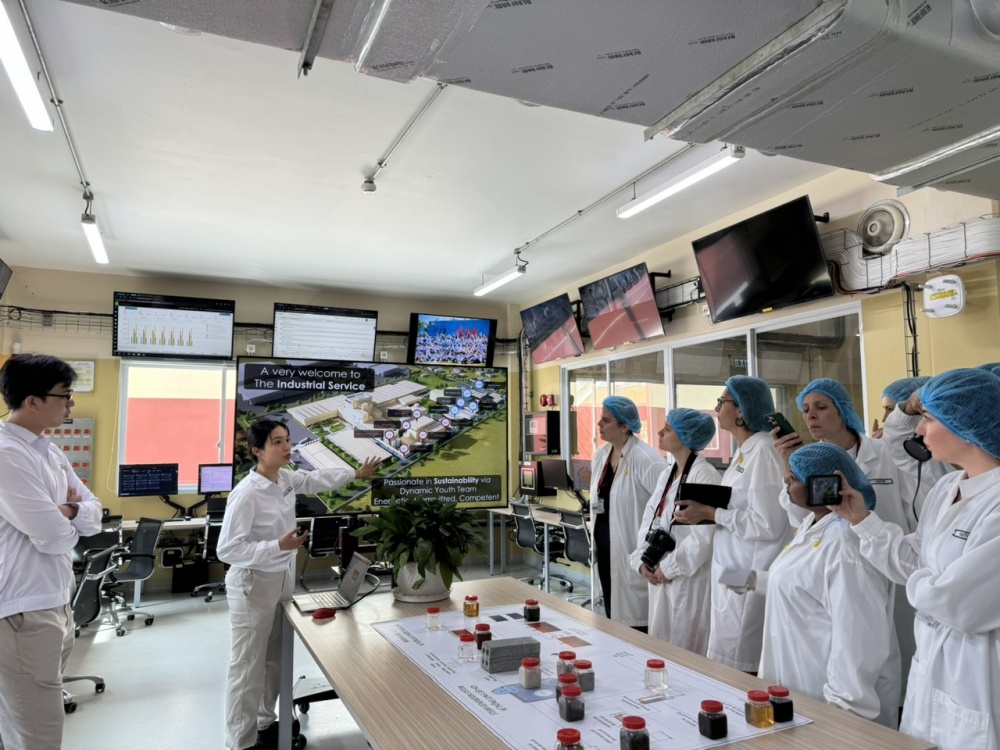 Đoàn tìm hiểu về mô hình kinh tế tuần hoàn “từ hạt cà phê đến viên gạch không nung” tại nhà máy Nestlé Trị An, tỉnh Đồng Nai.