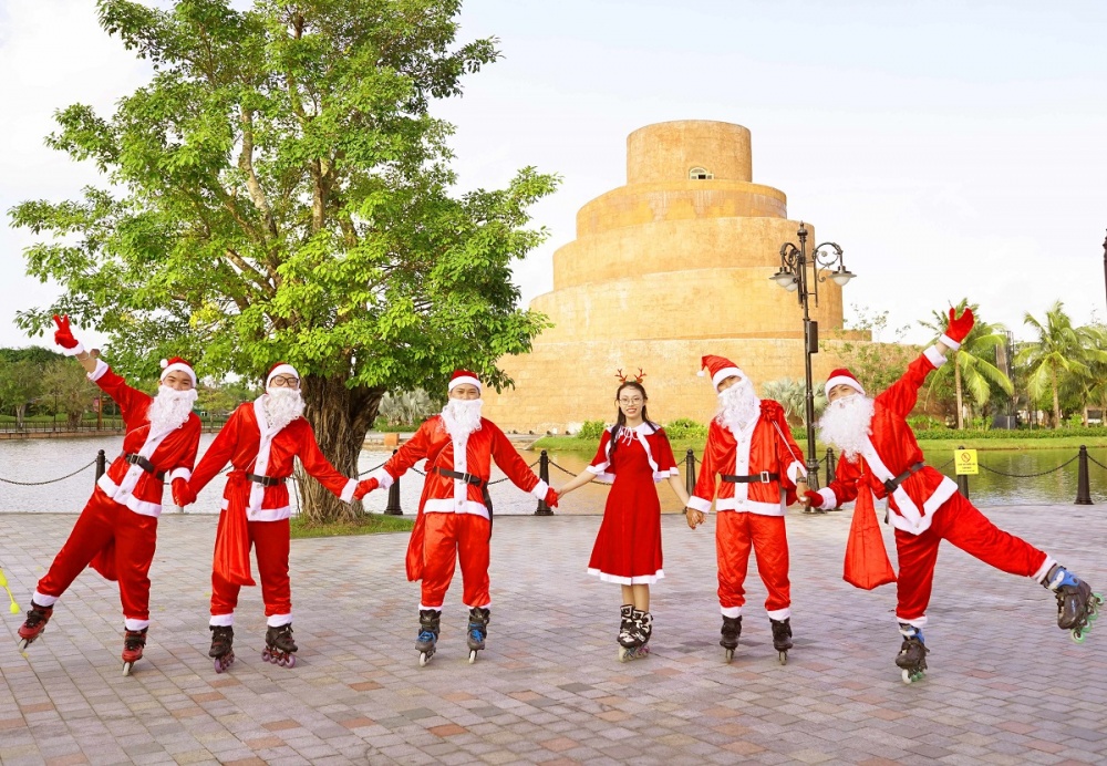 Cuộc đổ bộ rộn ràng của rất nhiều Ông già Noel trên toàn điểm đến Nam Hội An Cuộc đổ bộ rộn ràng của rất nhiều Ông già Noel trên toàn điểm đến Nam Hội An