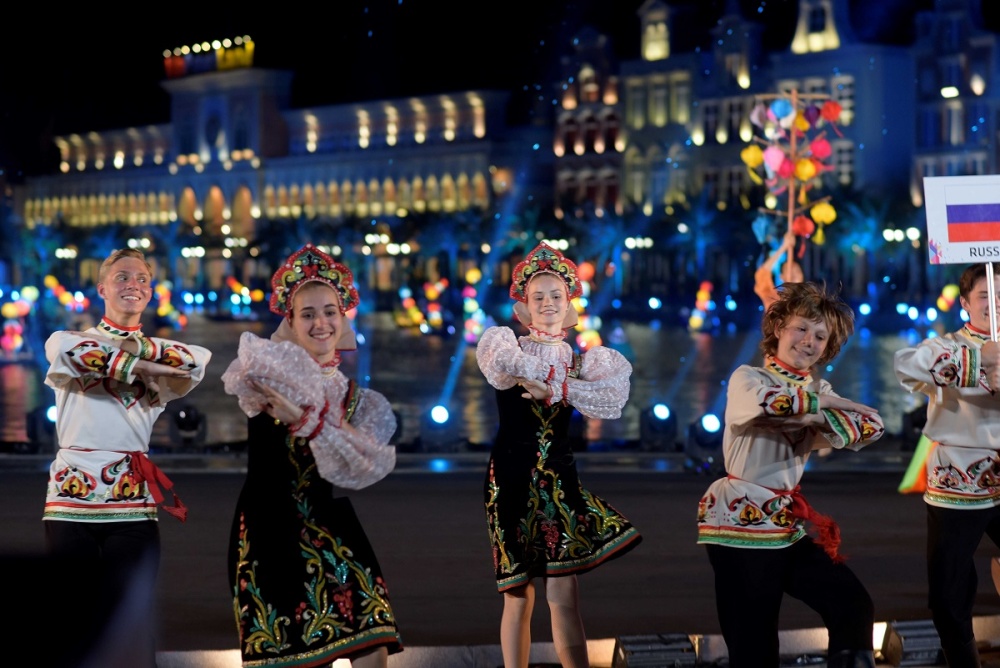 Hòa mình vào vũ điệu Kharavot và không khí Giáng sinh sôi nổi tại VinWonders Nam Hội An Hòa mình vào vũ điệu Kharavot và không khí Giáng sinh sôi nổi tại VinWonders Nam Hội An