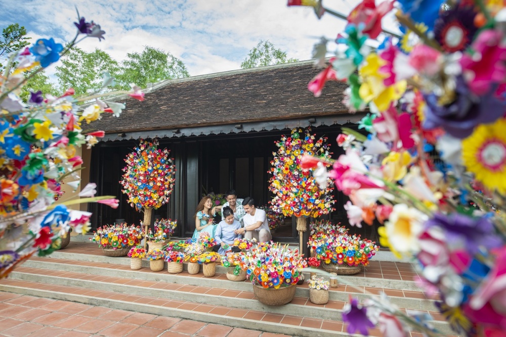 Khám phá không gian nhà Huế, trải nghiệm làm hoa giấy Thanh Tiên Khám phá không gian nhà Huế, trải nghiệm làm hoa giấy Thanh Tiên