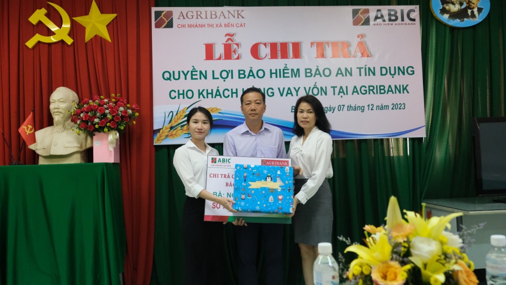 Bảo hiểm Agribank chi trả quyền lợi bảo hiểm cho khách hàng tại Agribank Bến Cát
