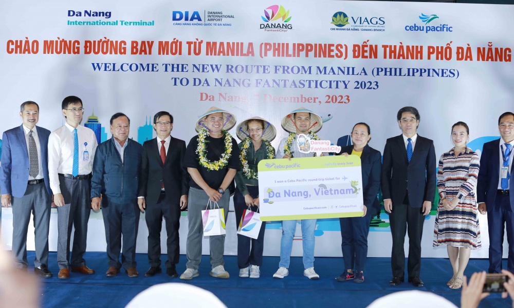 Lãnh đạo thành phố tặng hoa và quà cho 3 vị khách đầu tiên trên chuyến bay manila - Đà Nẵng Lãnh đạo thành phố tặng hoa và quà cho 3 vị khách đầu tiên trên chuyến bay manila - Đà Nẵng