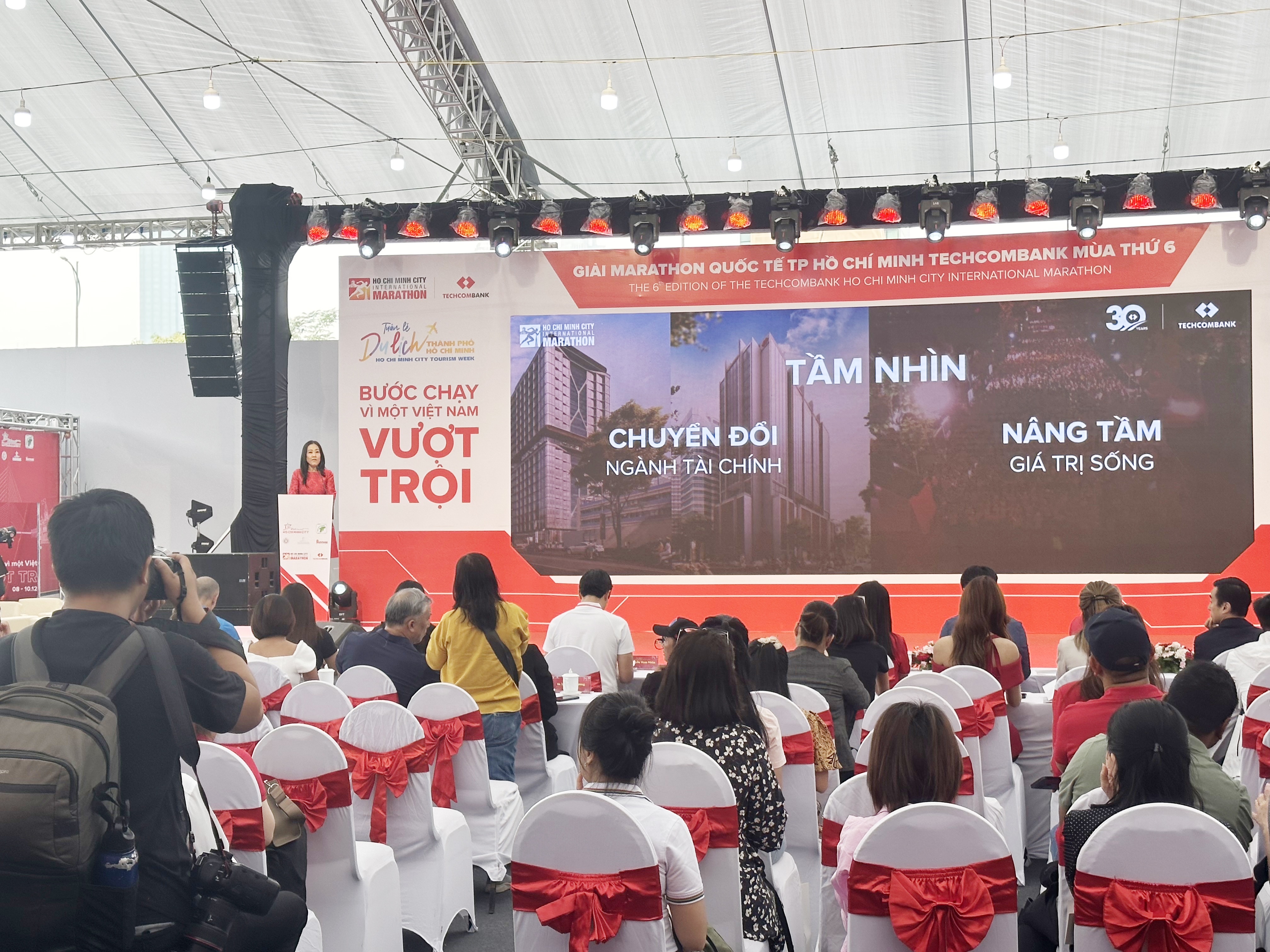 Bà Thái Minh Diễm Tú, Giám đốc Khối tiếp thi Techcombank tại sự kiện họp báo Bà Thái Minh Diễm Tú, Giám đốc Khối tiếp thi Techcombank tại sự kiện họp báo